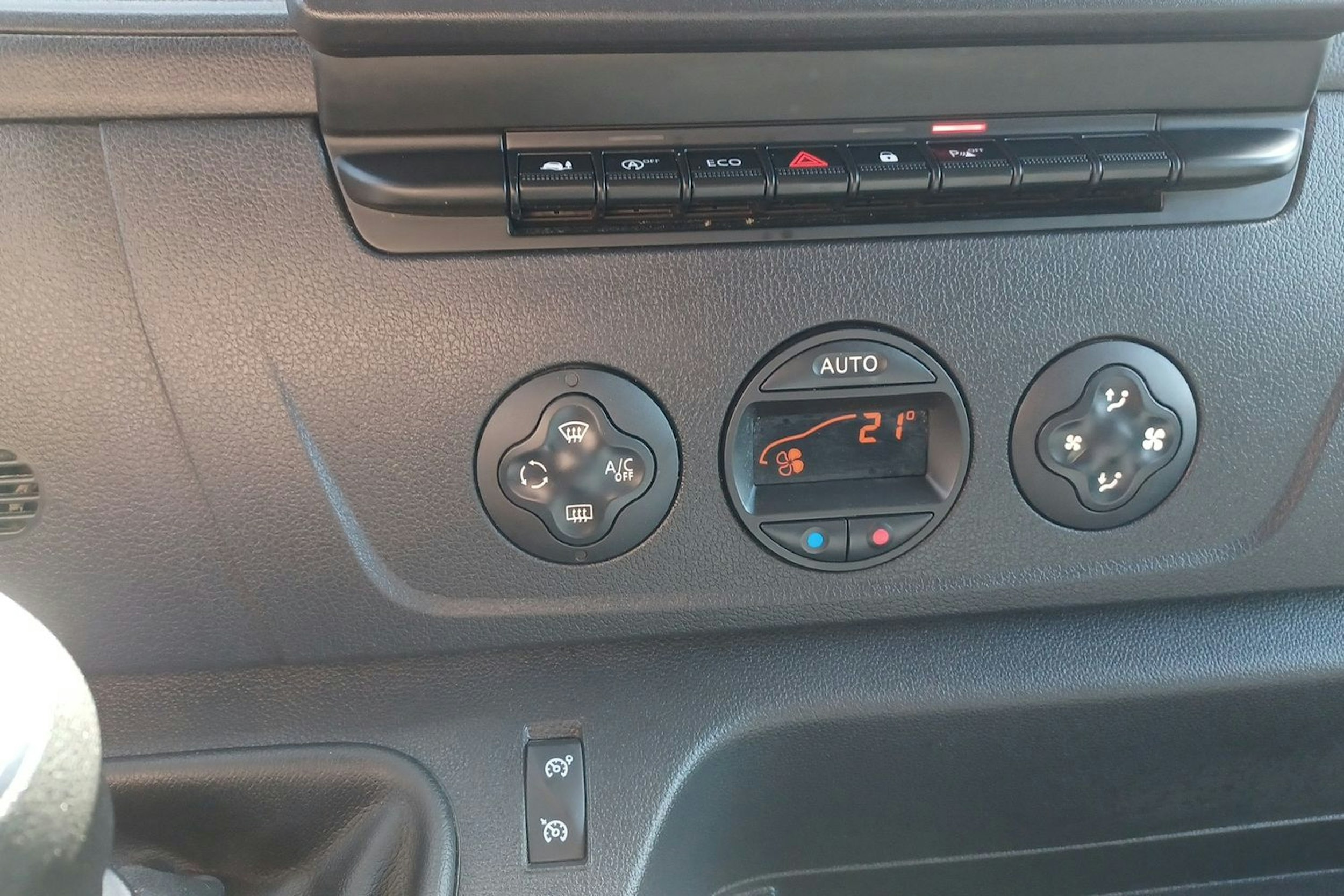 Musta Nissan NV400 2022 kuva 15.