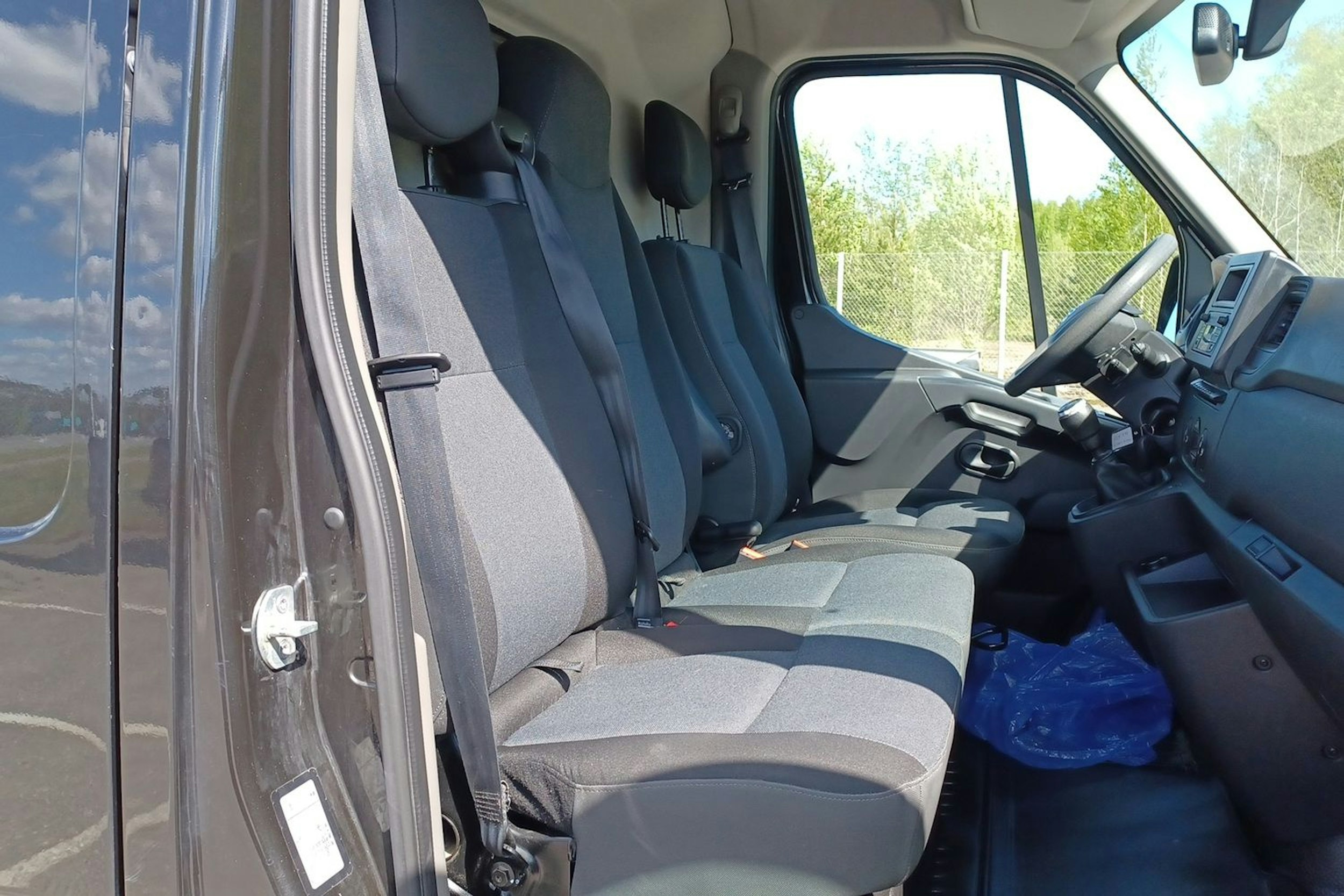 Musta Nissan NV400 2022 kuva 18.