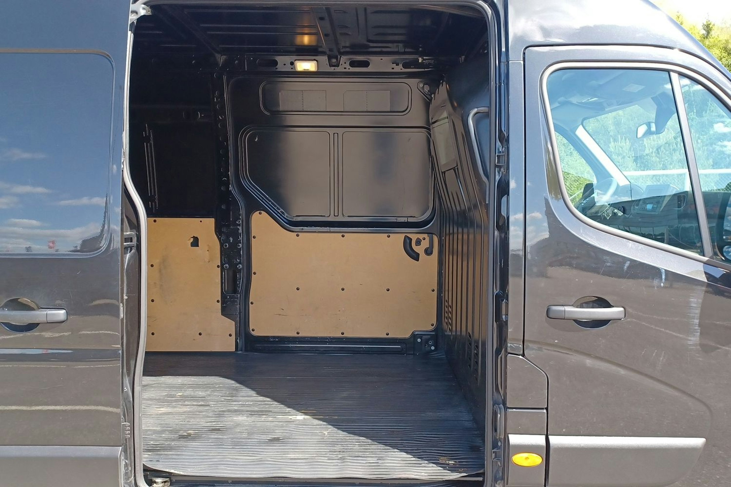 Musta Nissan NV400 2022 kuva 19.