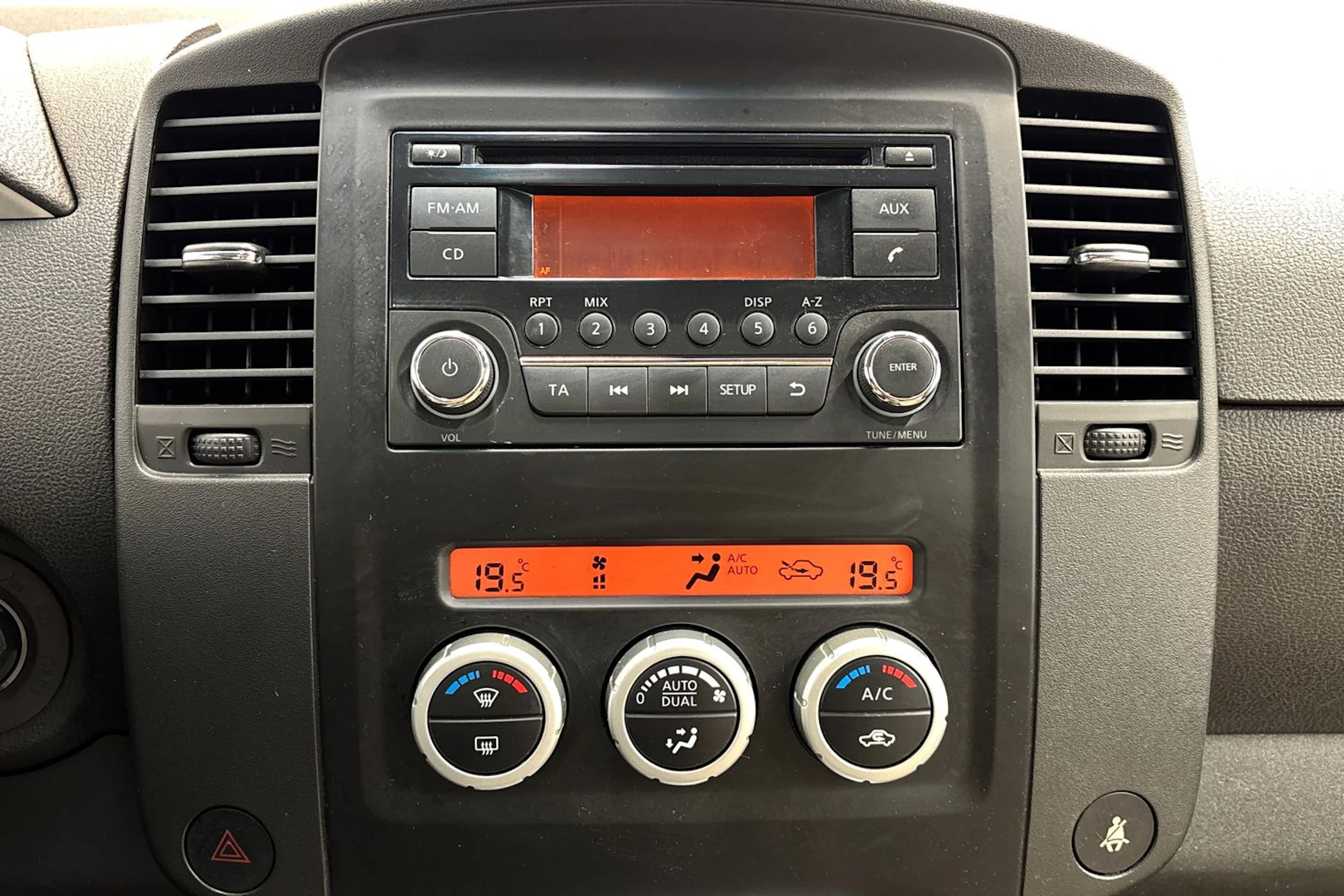 harmaa Nissan Pathfinder 2013 kuva 19.