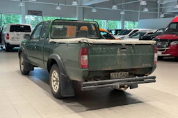 met. vihreä Nissan Pick-up 2000 kuva 4.