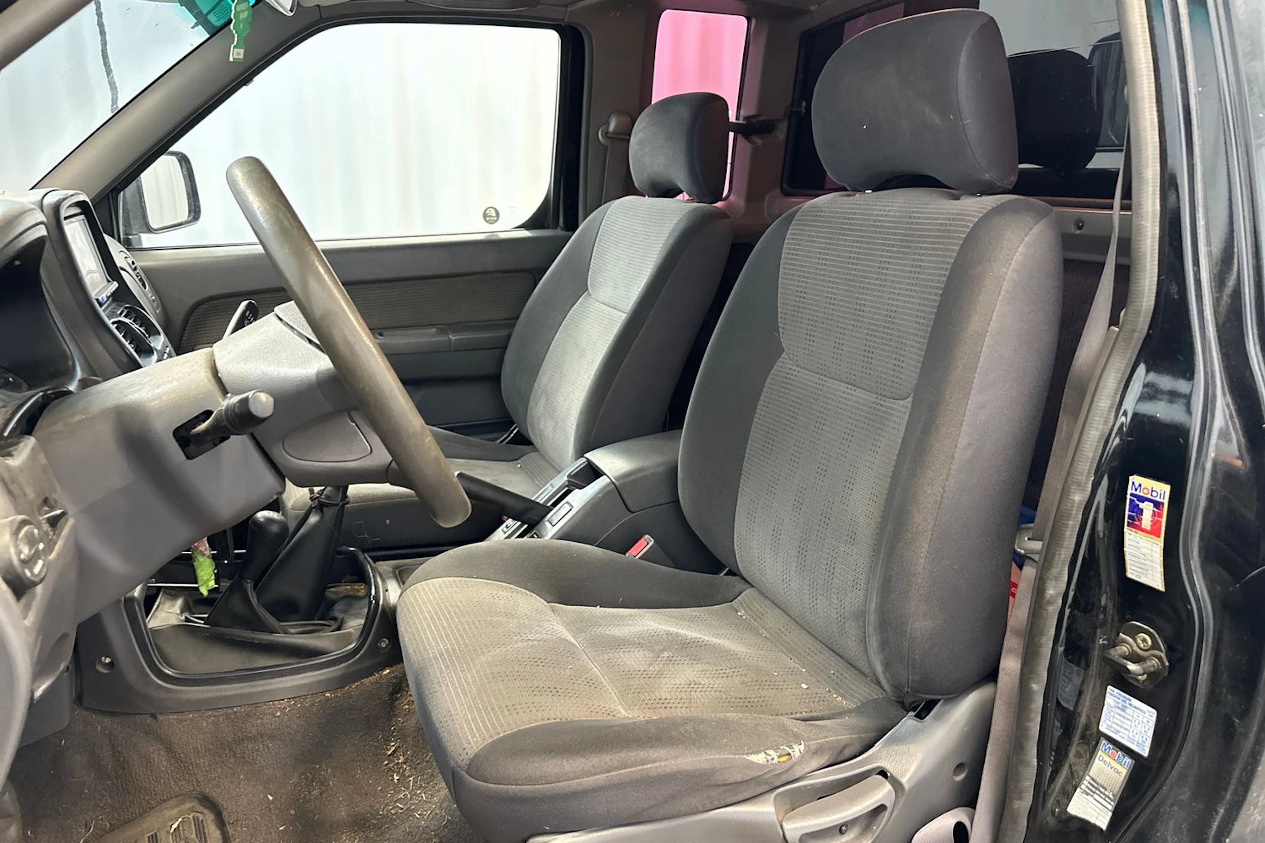 musta Nissan Pick-up 2005 kuva 10.