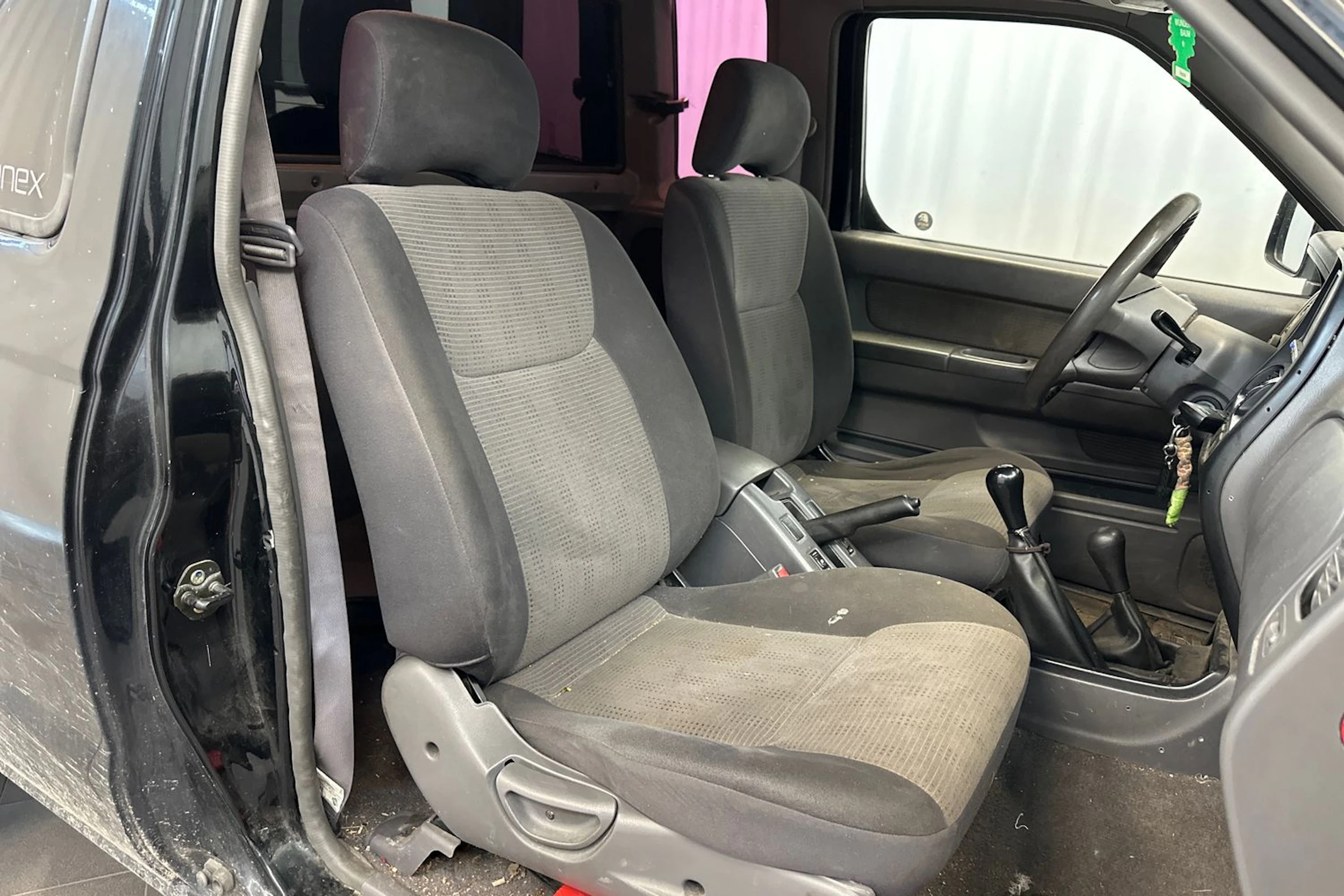 musta Nissan Pick-up 2005 kuva 12.