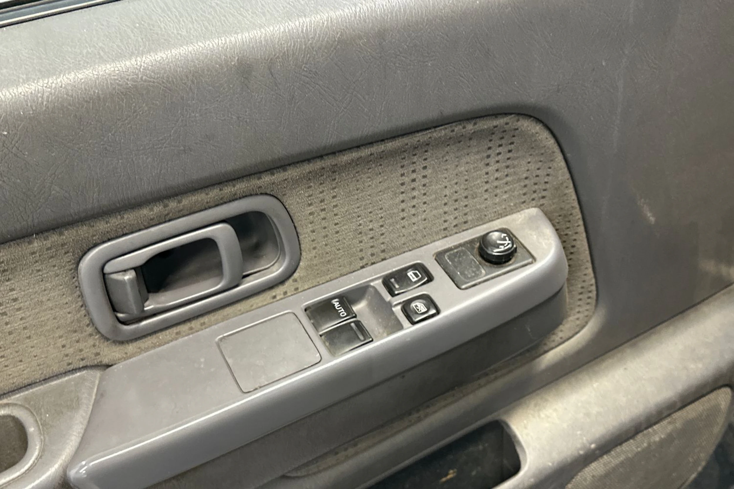 musta Nissan Pick-up 2005 kuva 15.