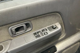 musta Nissan Pick-up 2005 kuva 15.