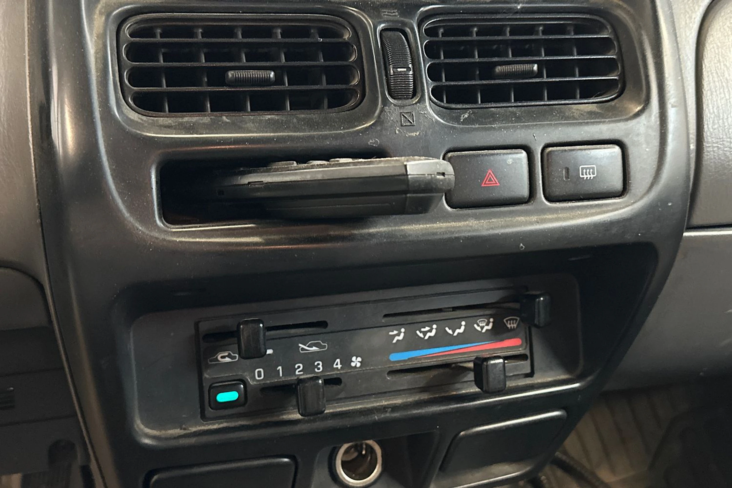 musta Nissan Pick-up 2005 kuva 20.
