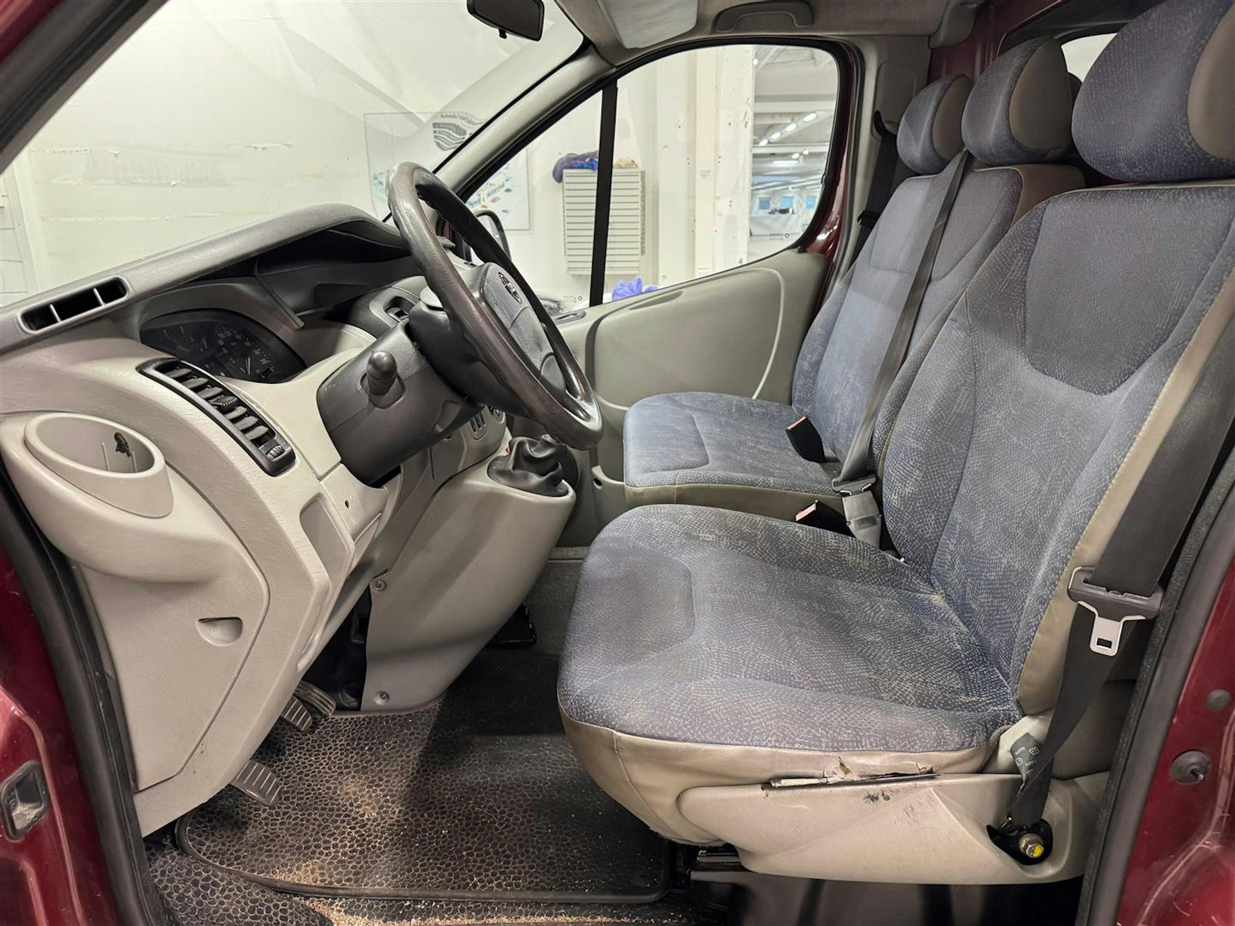 punainen Nissan Primastar 2005 kuva 10.