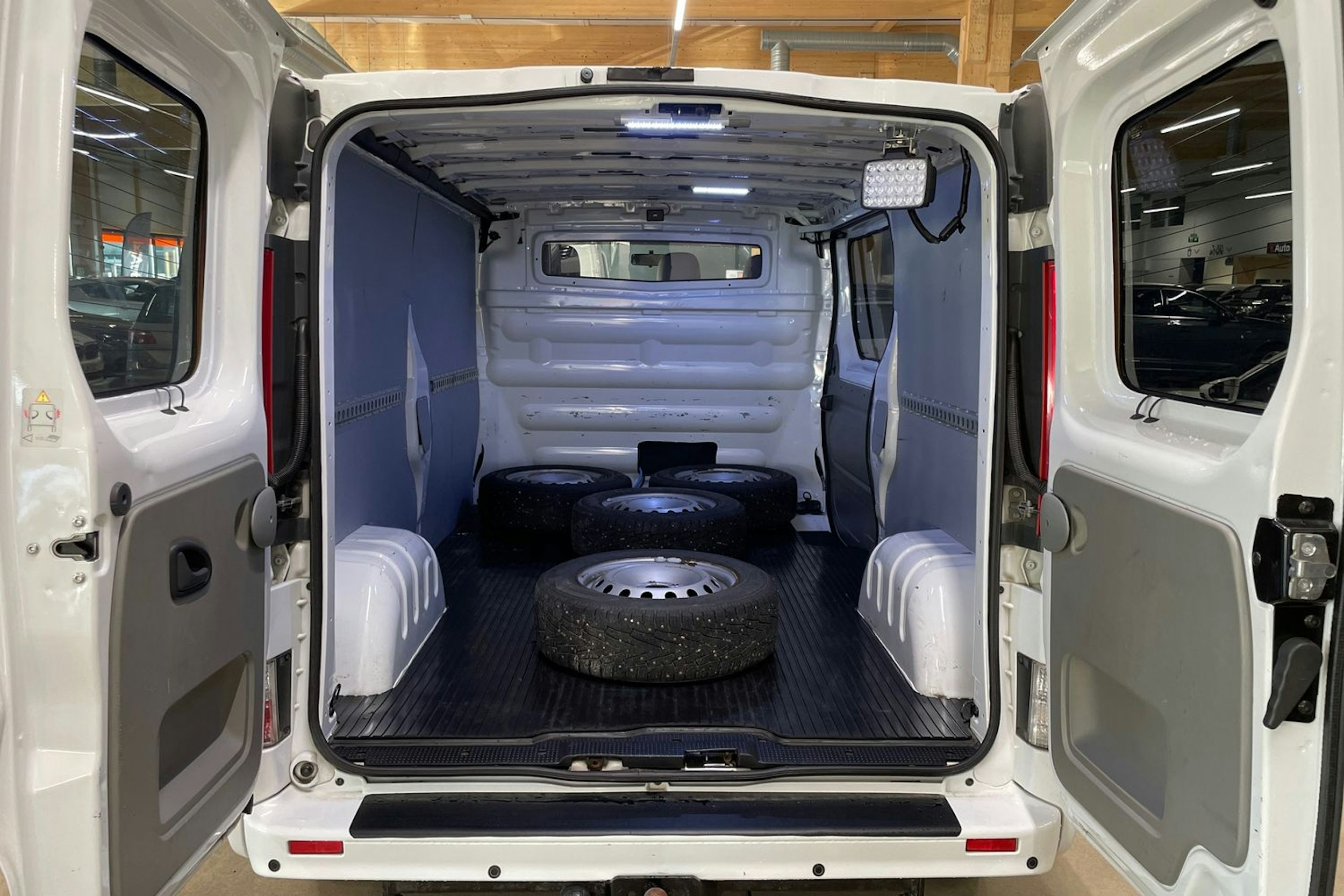 valkoinen Nissan Primastar 2014 kuva 24.