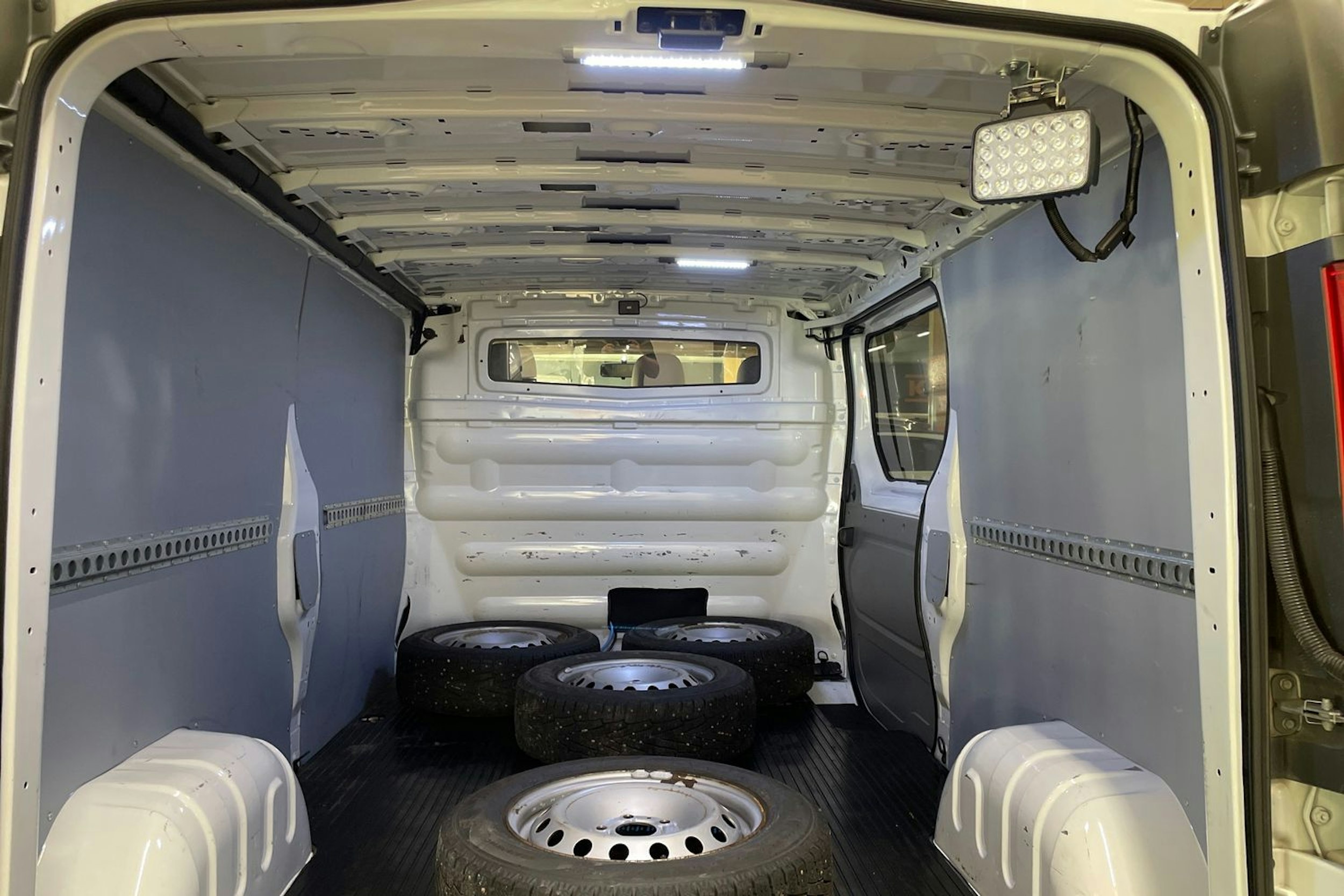 valkoinen Nissan Primastar 2014 kuva 25.