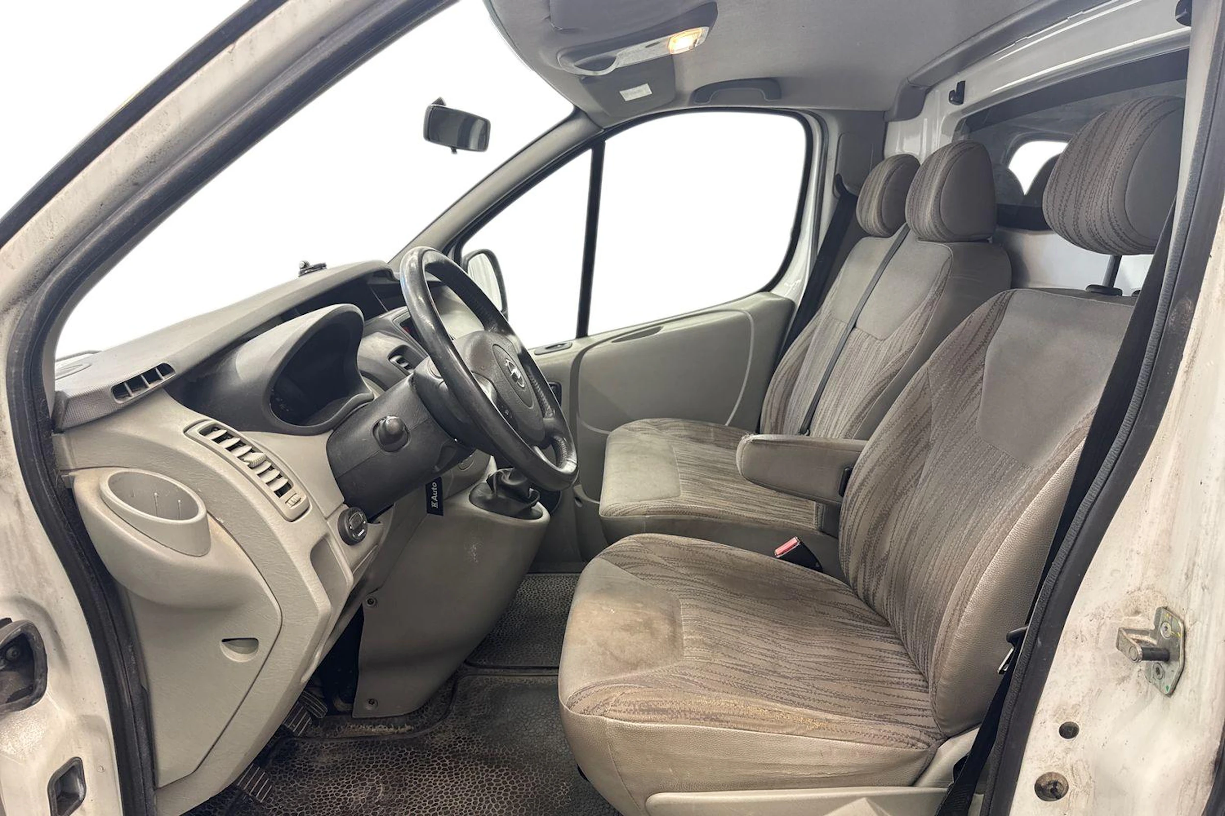 valkoinen Nissan Primastar 2015 kuva 8.