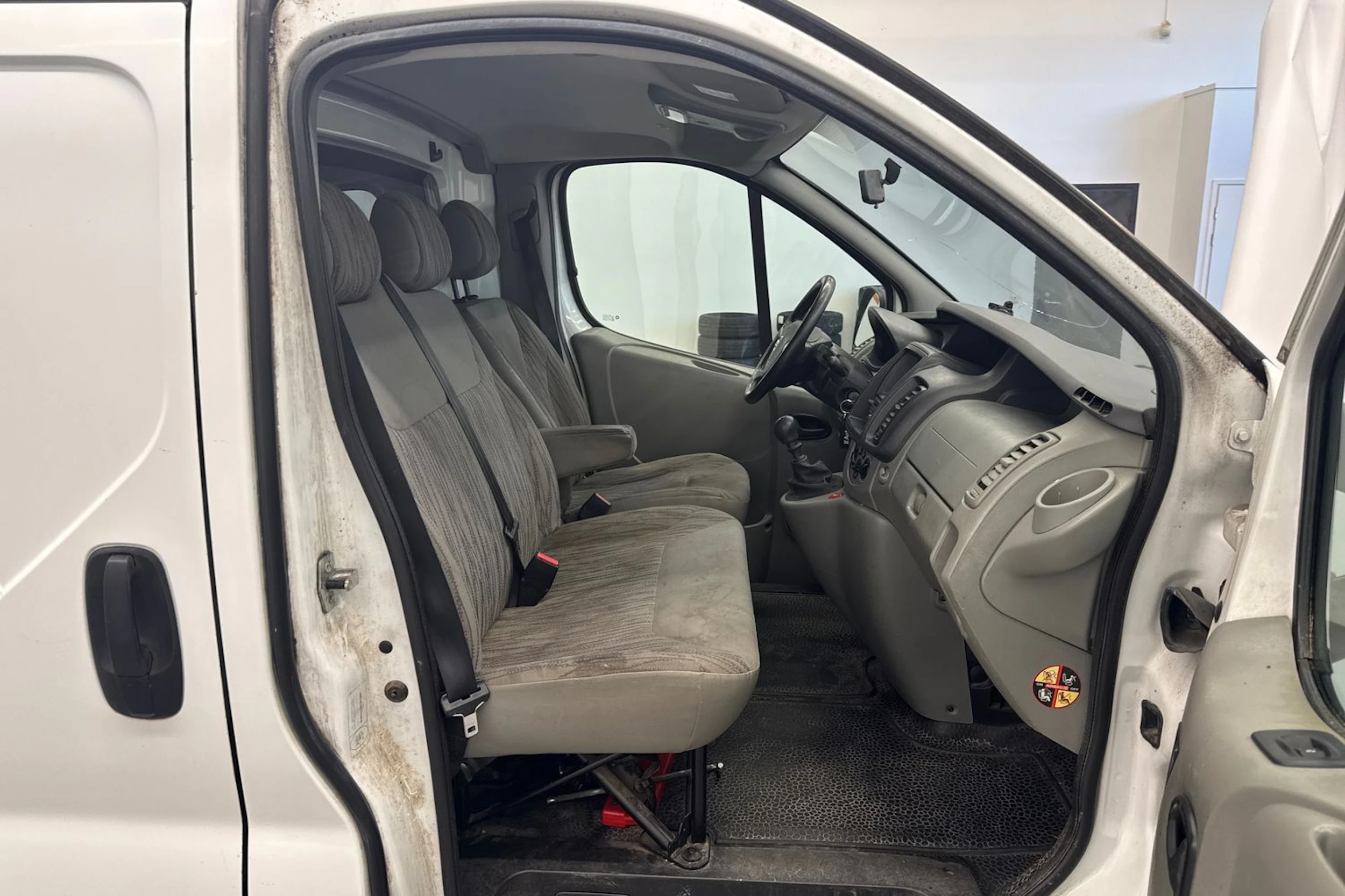 valkoinen Nissan Primastar 2015 kuva 16.