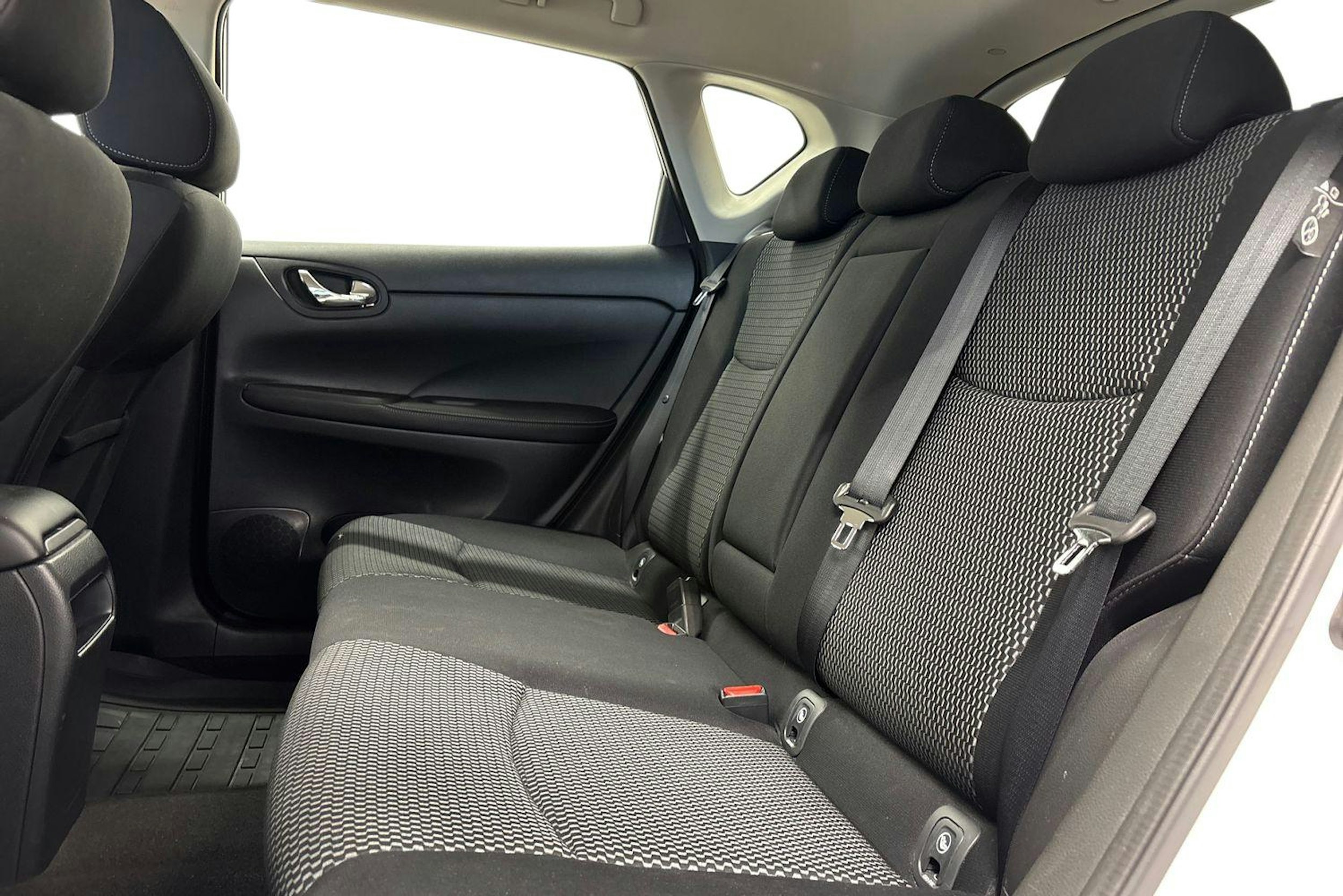 valkoinen Nissan Pulsar 2017 kuva 10.