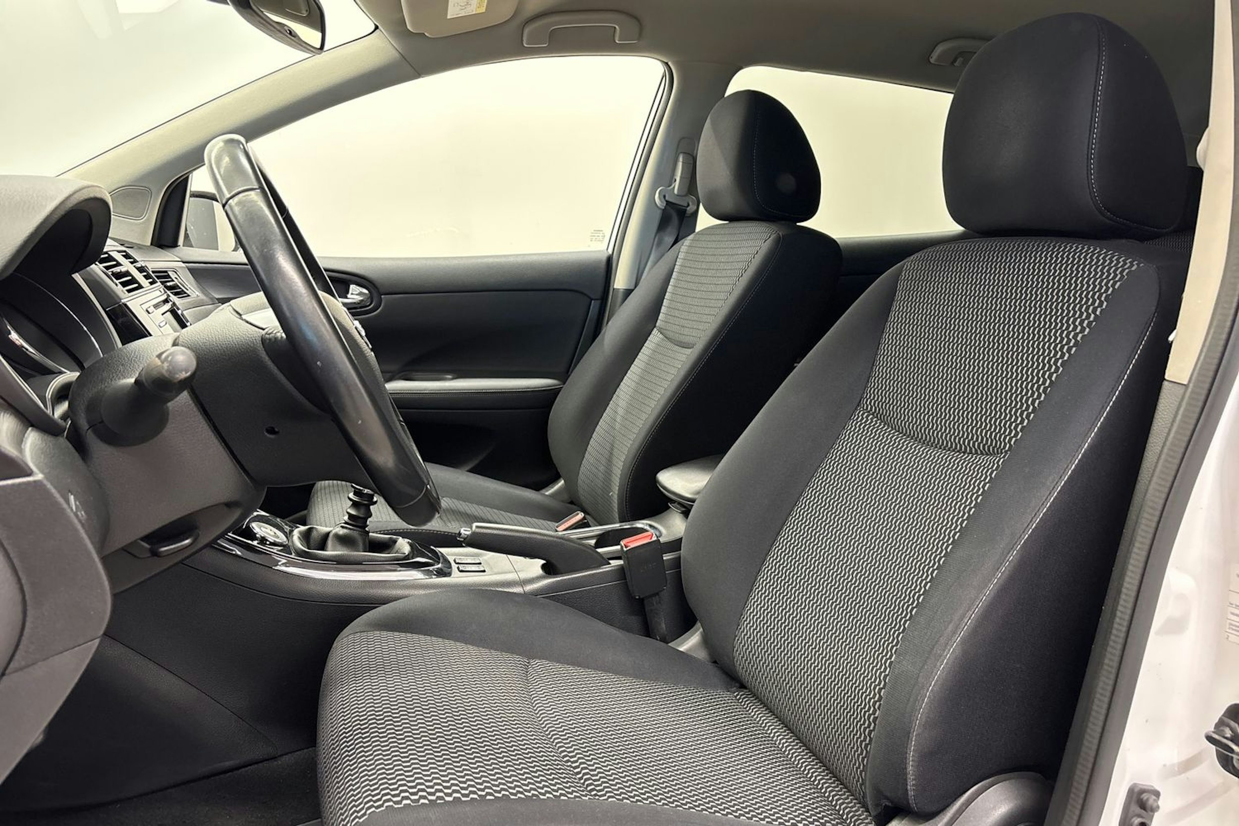 valkoinen Nissan Pulsar 2017 kuva 14.