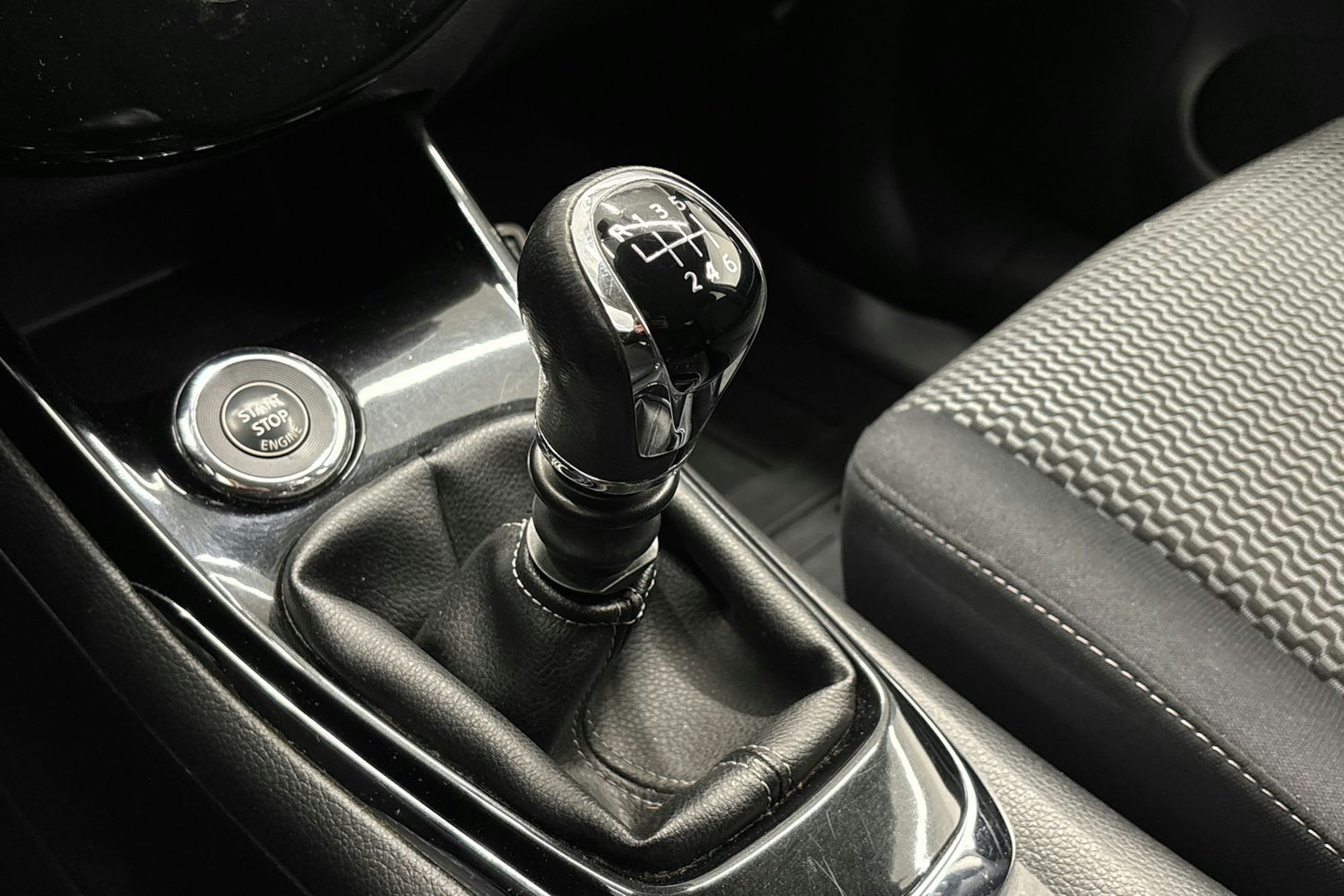 valkoinen Nissan Pulsar 2017 kuva 20.