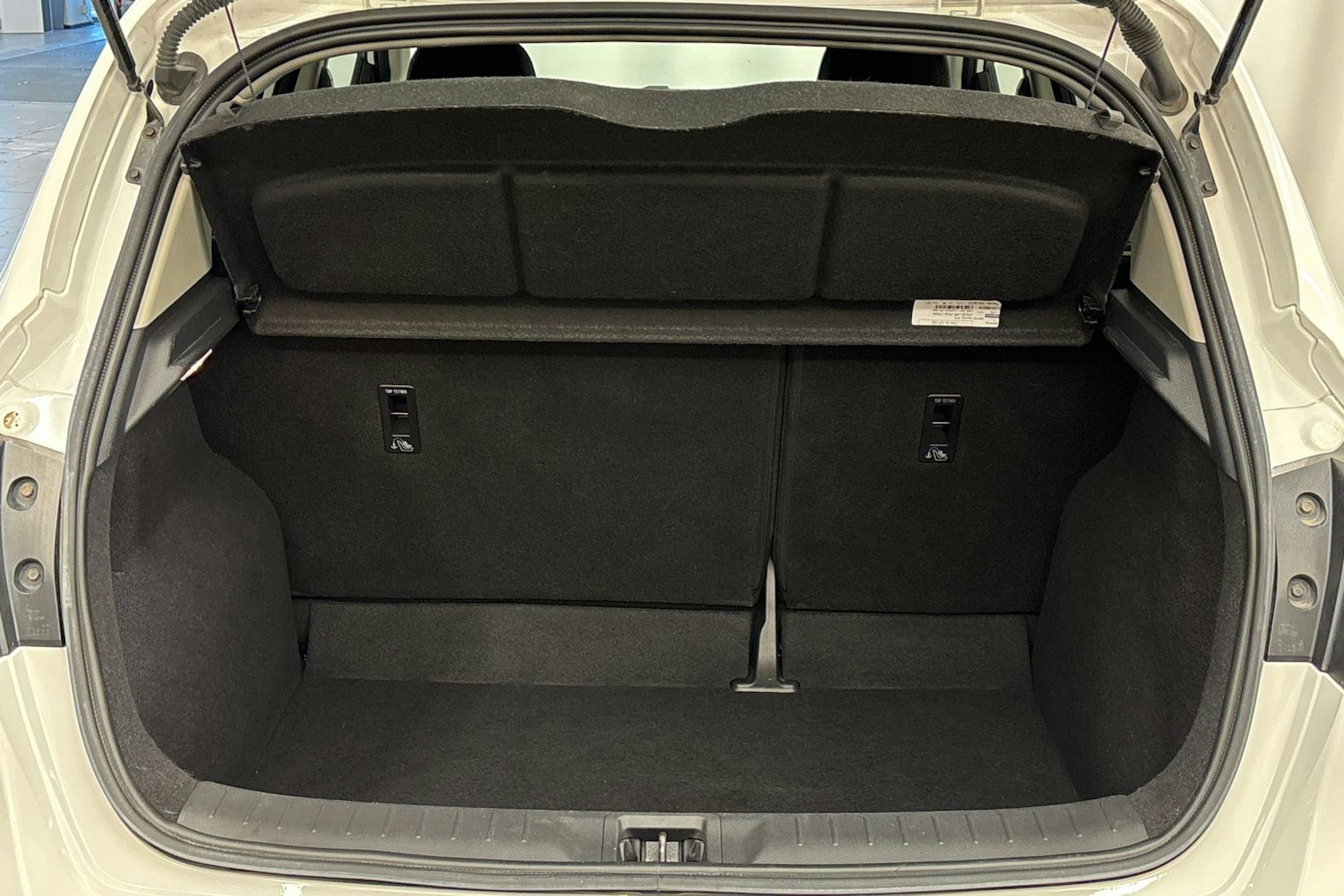 valkoinen Nissan Pulsar 2017 kuva 21.