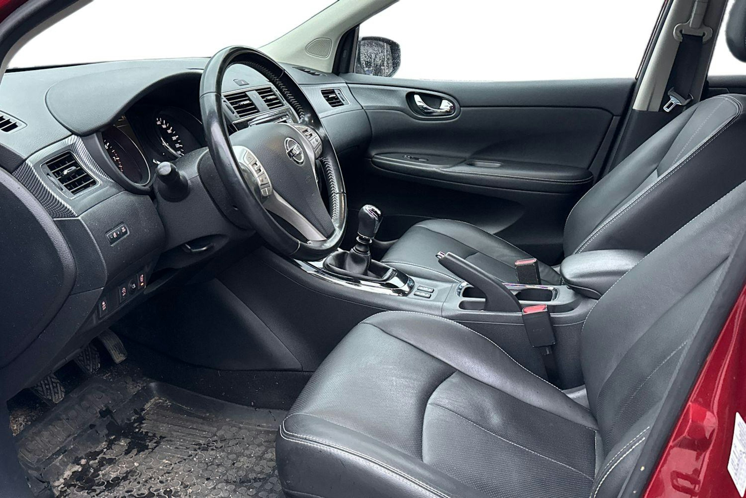 punainen Nissan Pulsar 2018 kuva 3.