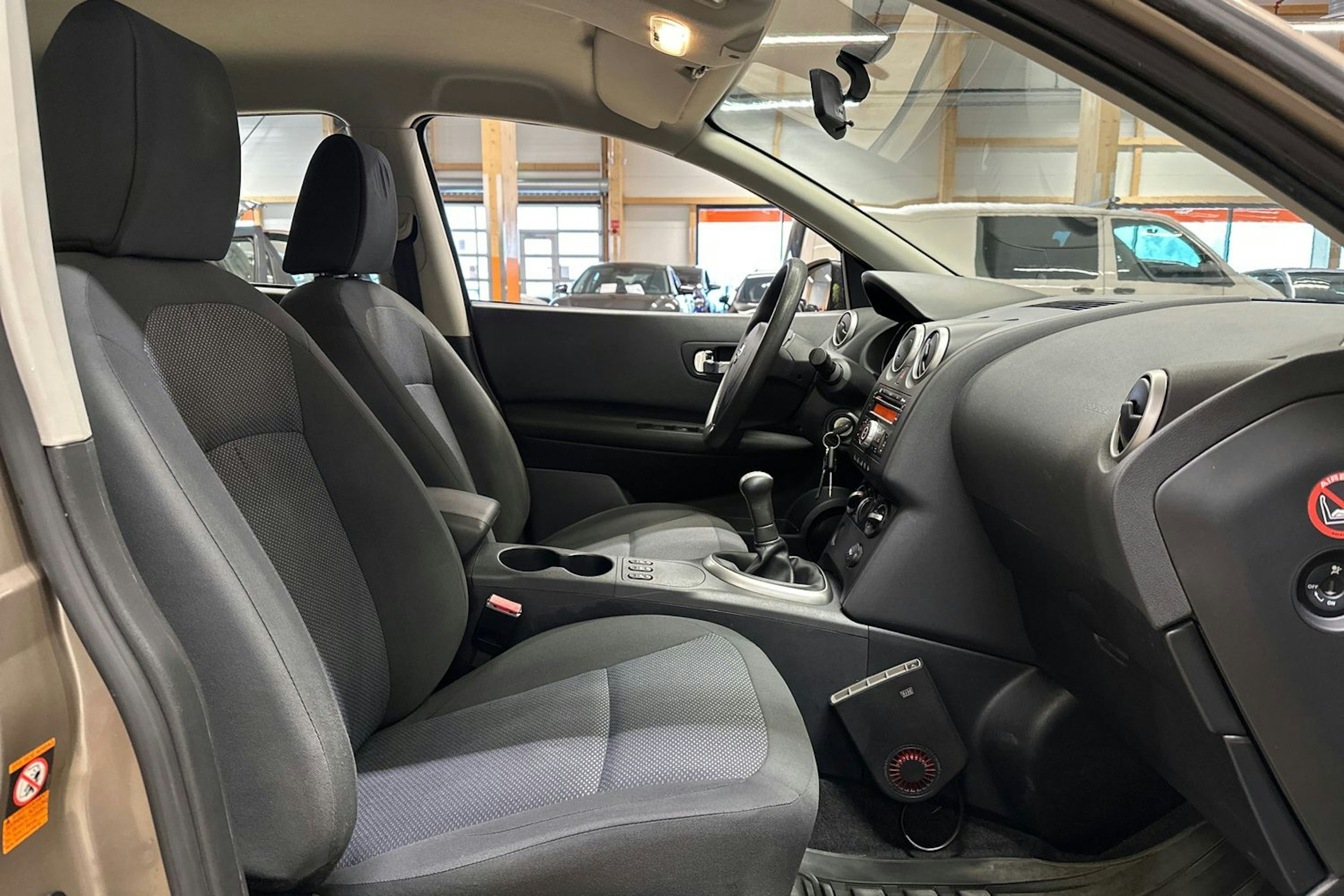 ruskea (beige) Nissan Qashqai 2010 kuva 14.