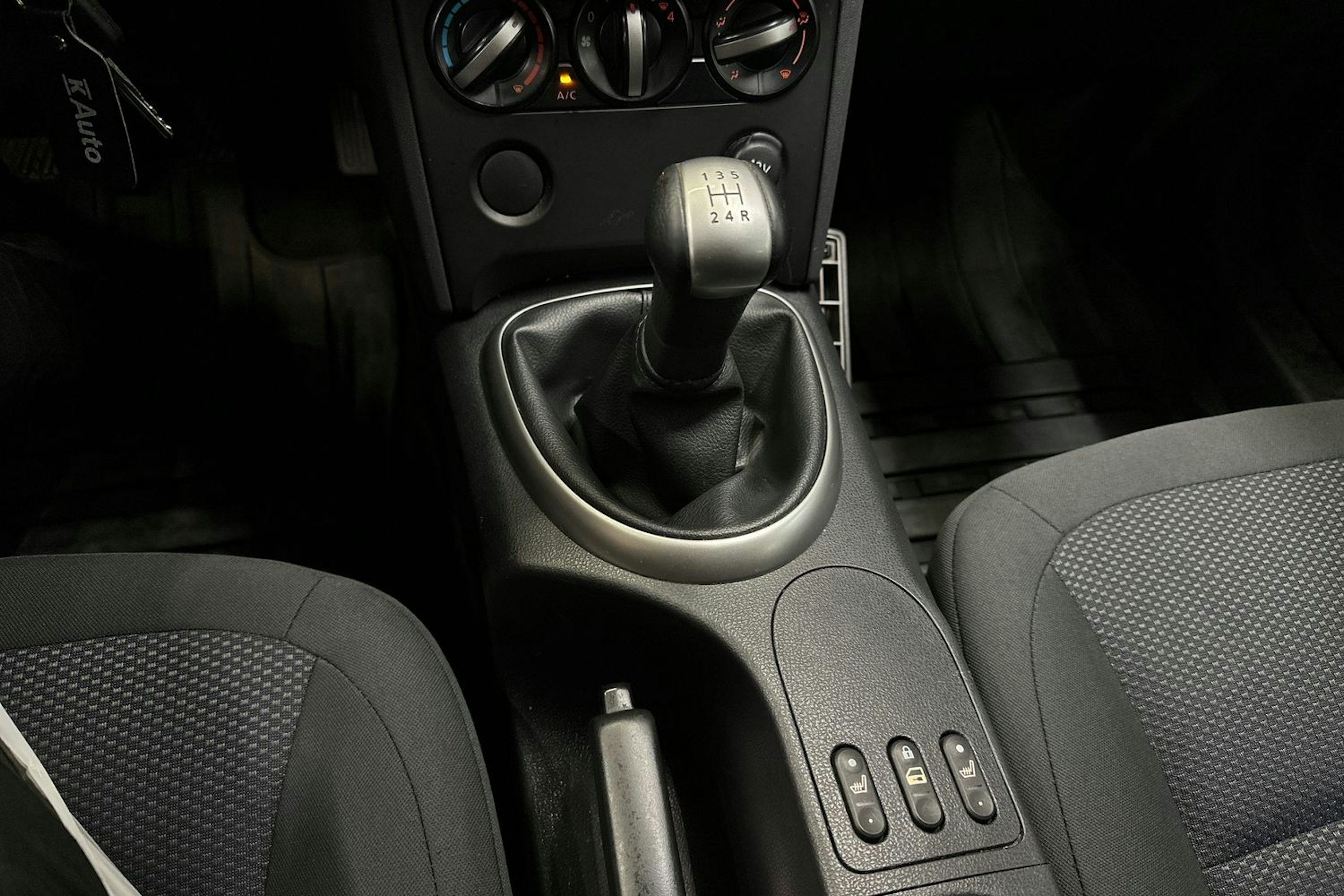 ruskea (beige) Nissan Qashqai 2010 kuva 18.