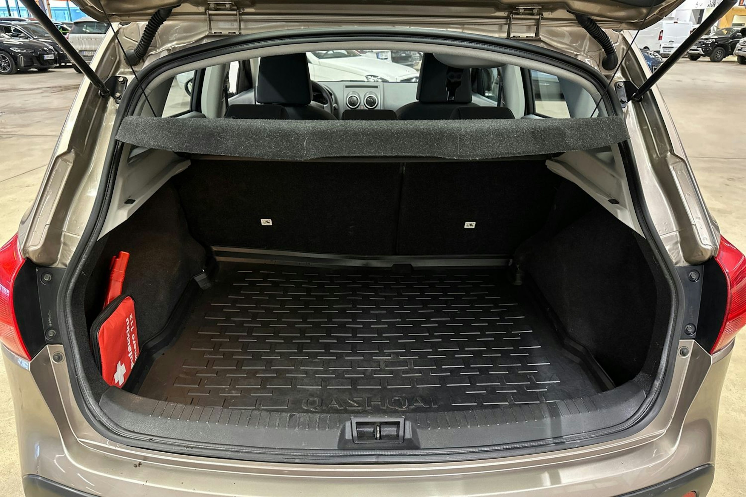 ruskea (beige) Nissan Qashqai 2010 kuva 22.