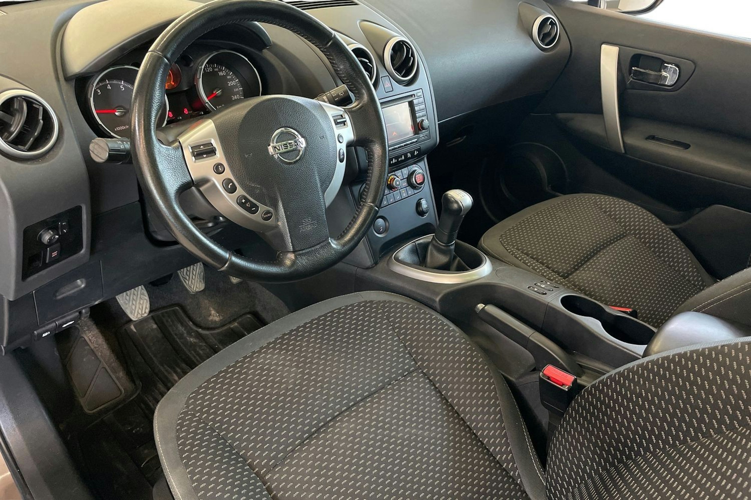 Ruskea (beige) Nissan Qashqai 2010 kuva 7.