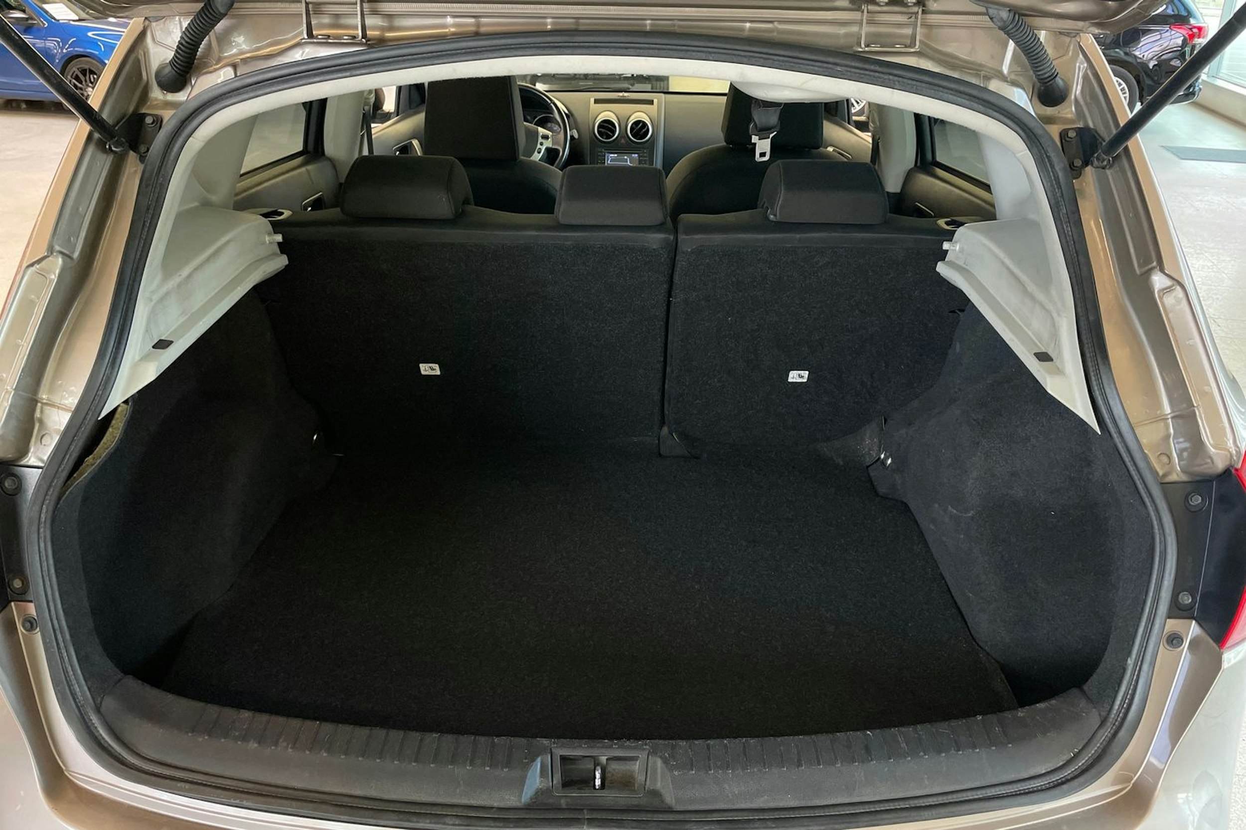 Ruskea (beige) Nissan Qashqai 2010 kuva 24.