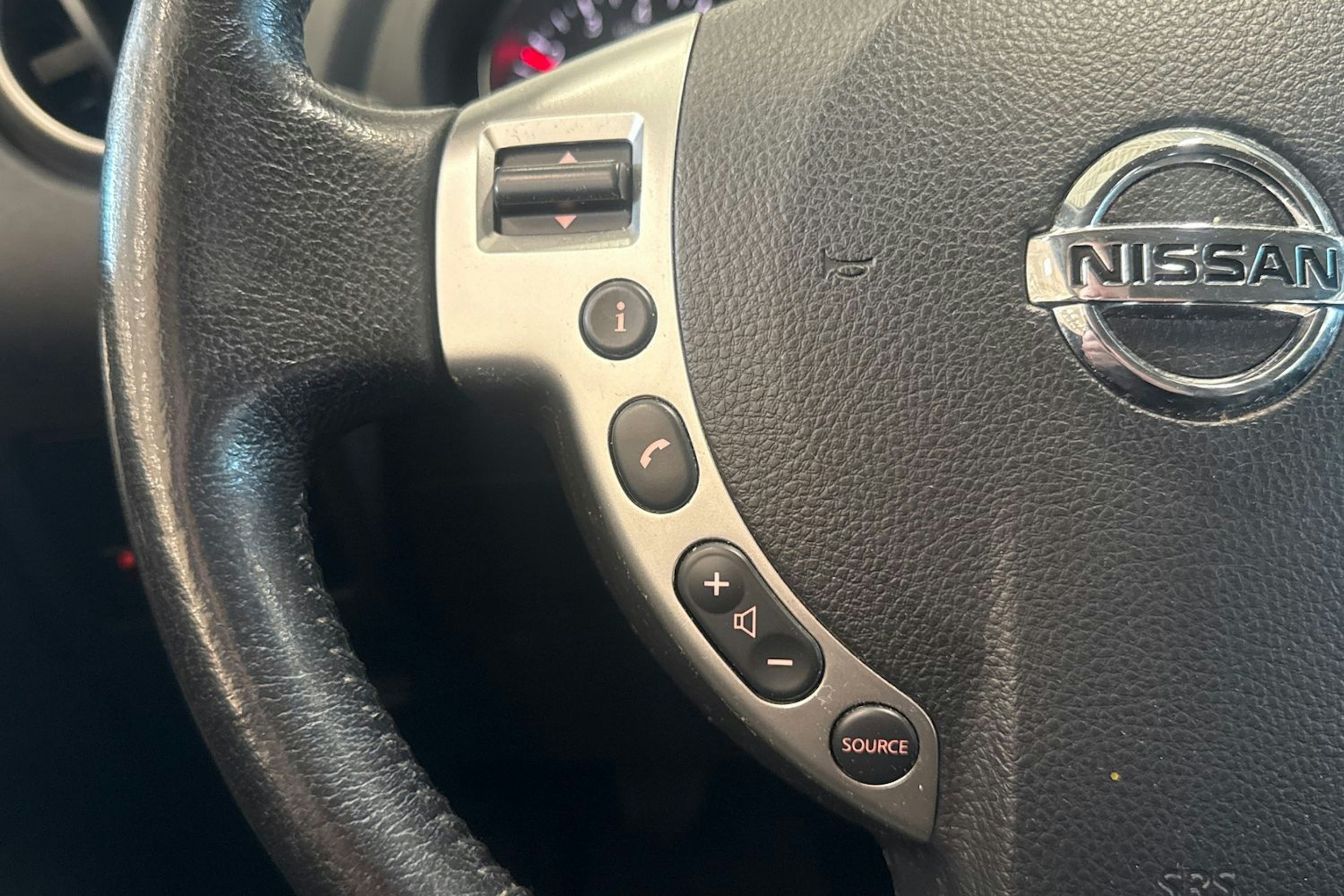 musta Nissan Qashqai 2011 kuva 15.