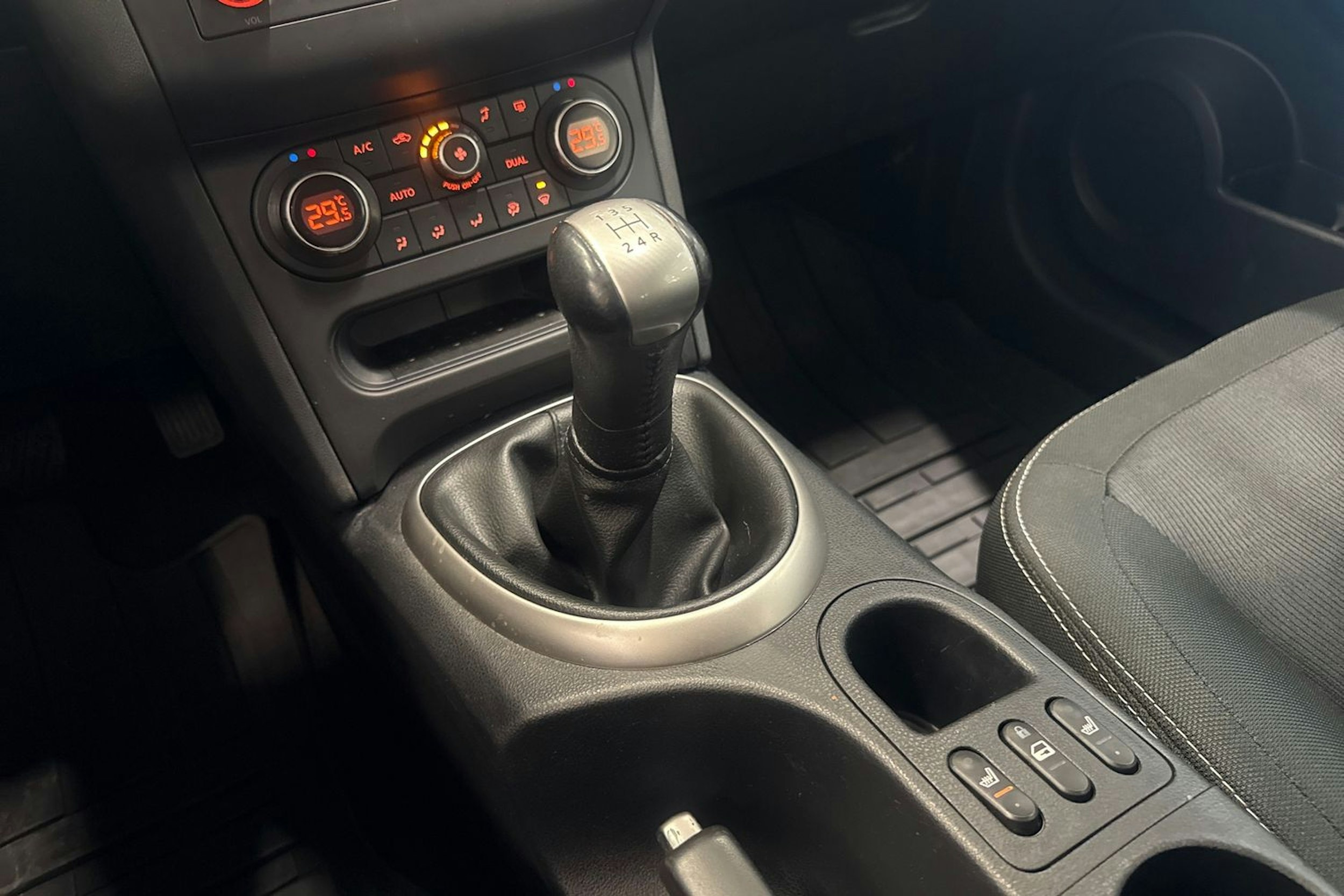 musta Nissan Qashqai 2011 kuva 19.