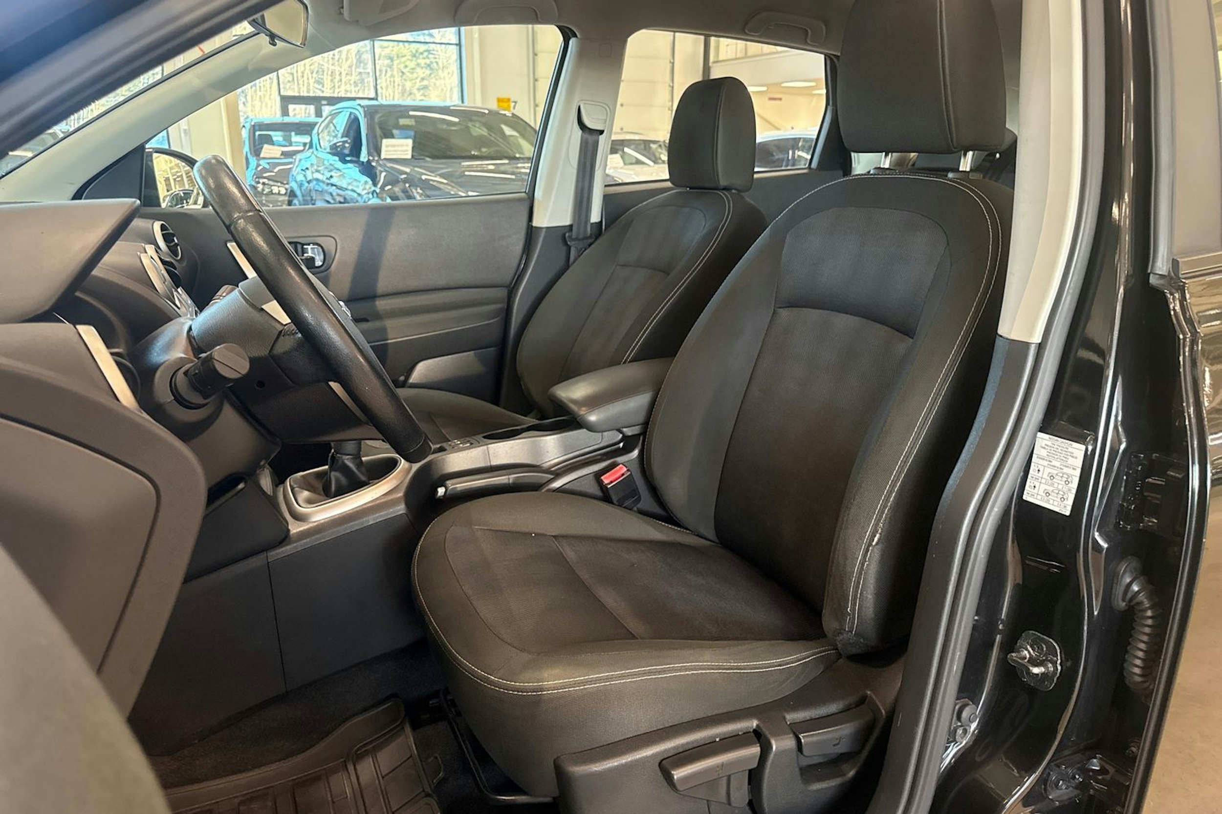 musta Nissan Qashqai 2011 kuva 21.