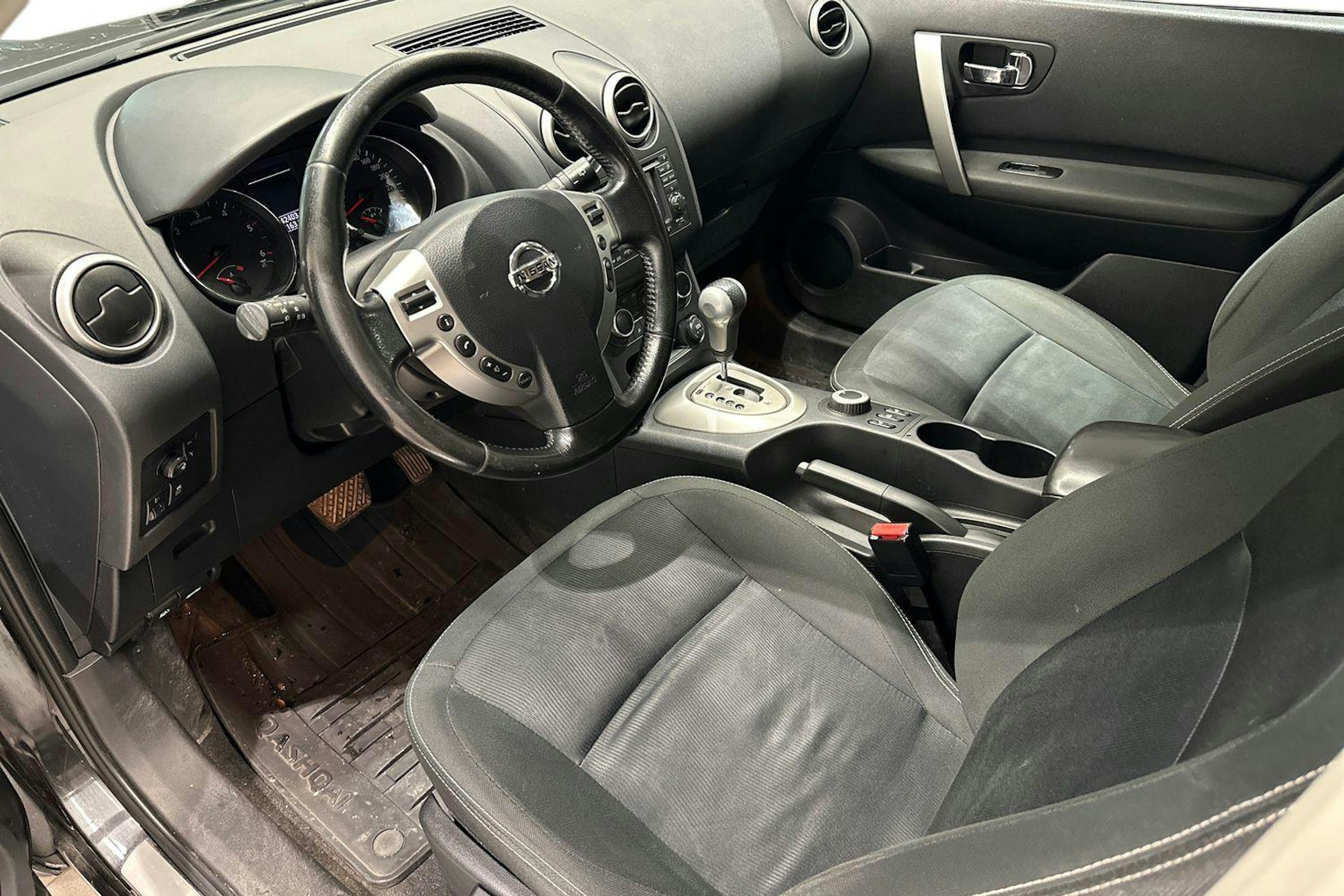 musta Nissan Qashqai 2011 kuva 3.