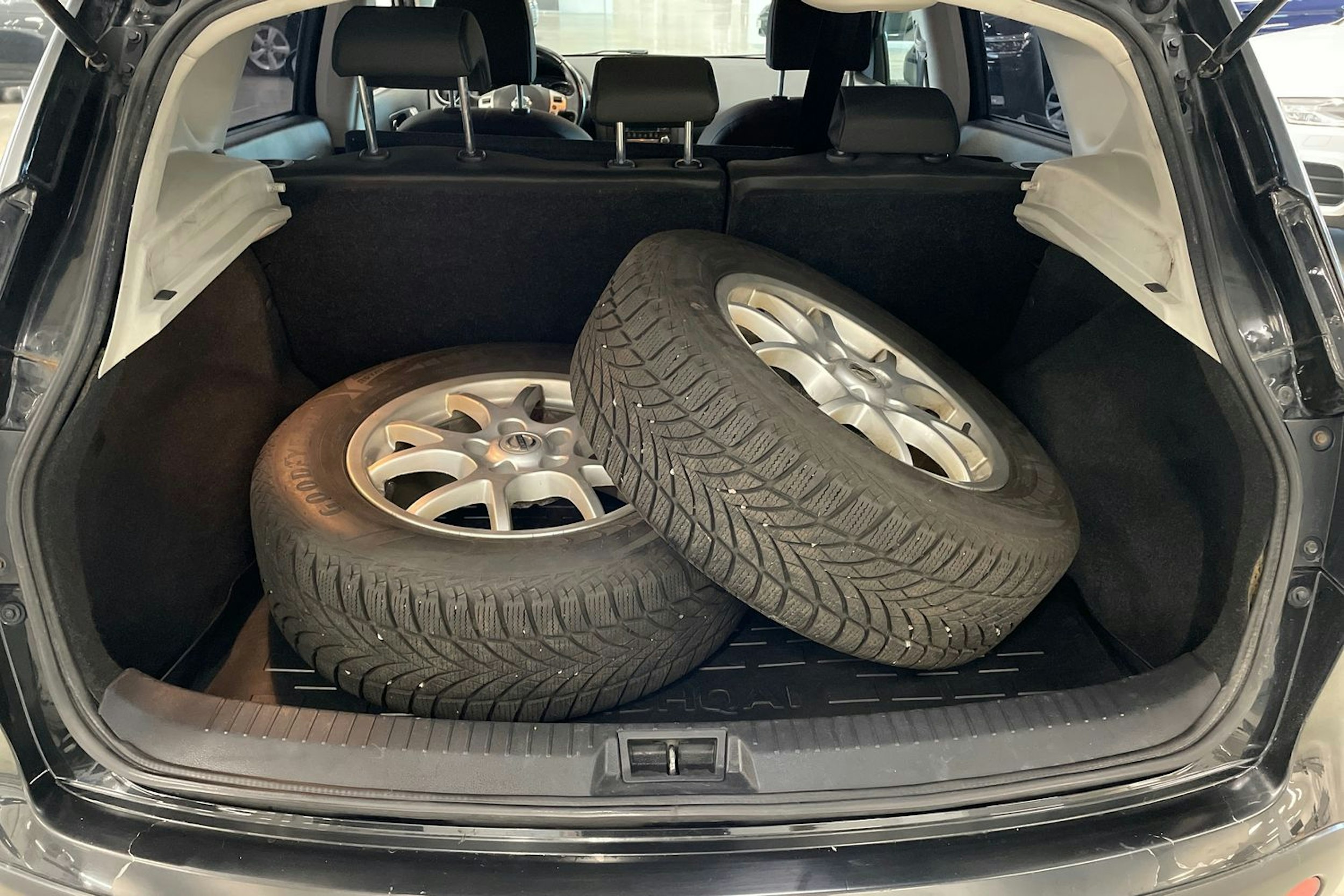 musta Nissan Qashqai 2011 kuva 14.