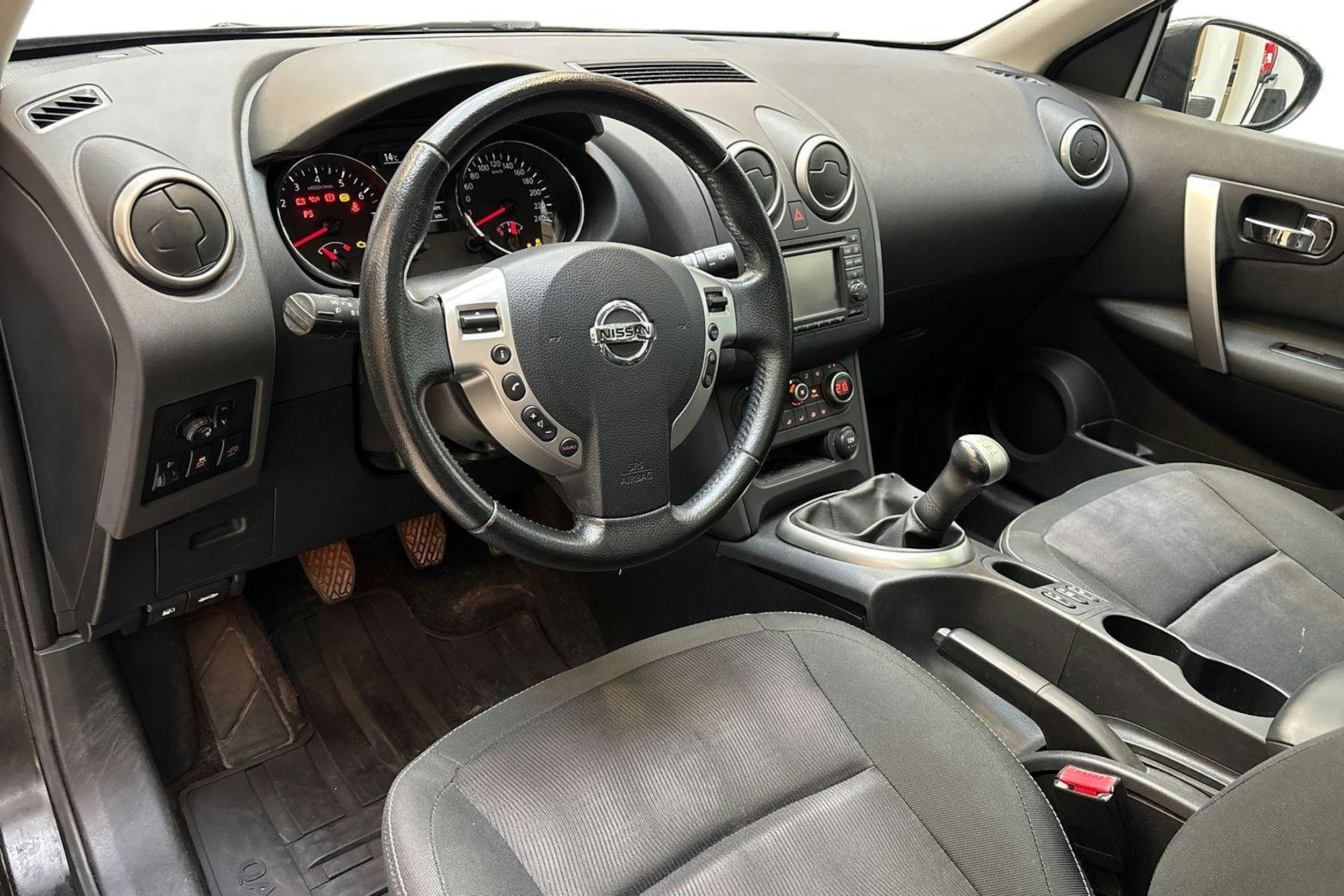 musta Nissan Qashqai 2012 kuva 6.