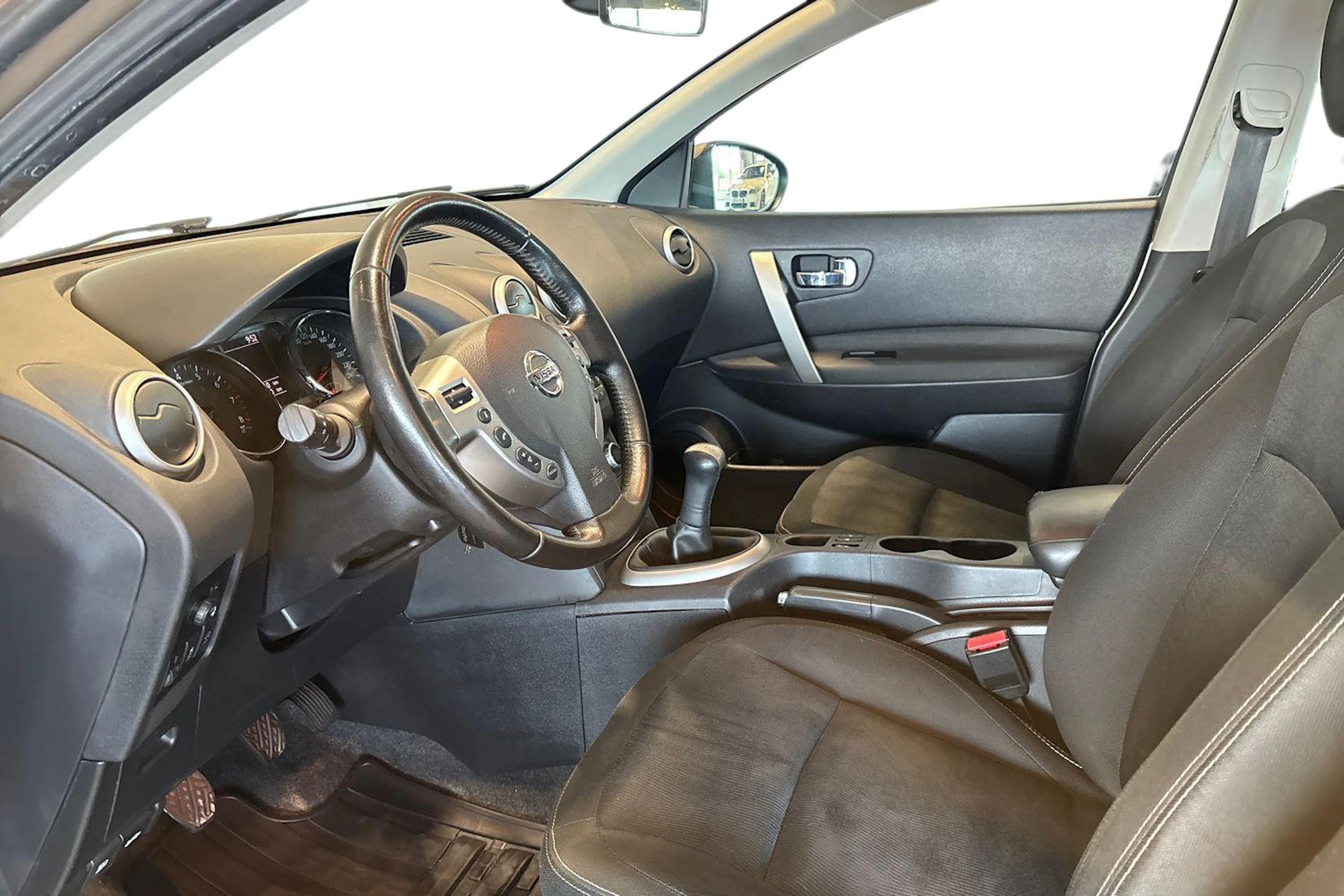 Ruskea (beige) Nissan Qashqai 2012 kuva 6.