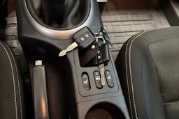 Ruskea (beige) Nissan Qashqai 2012 kuva 13.