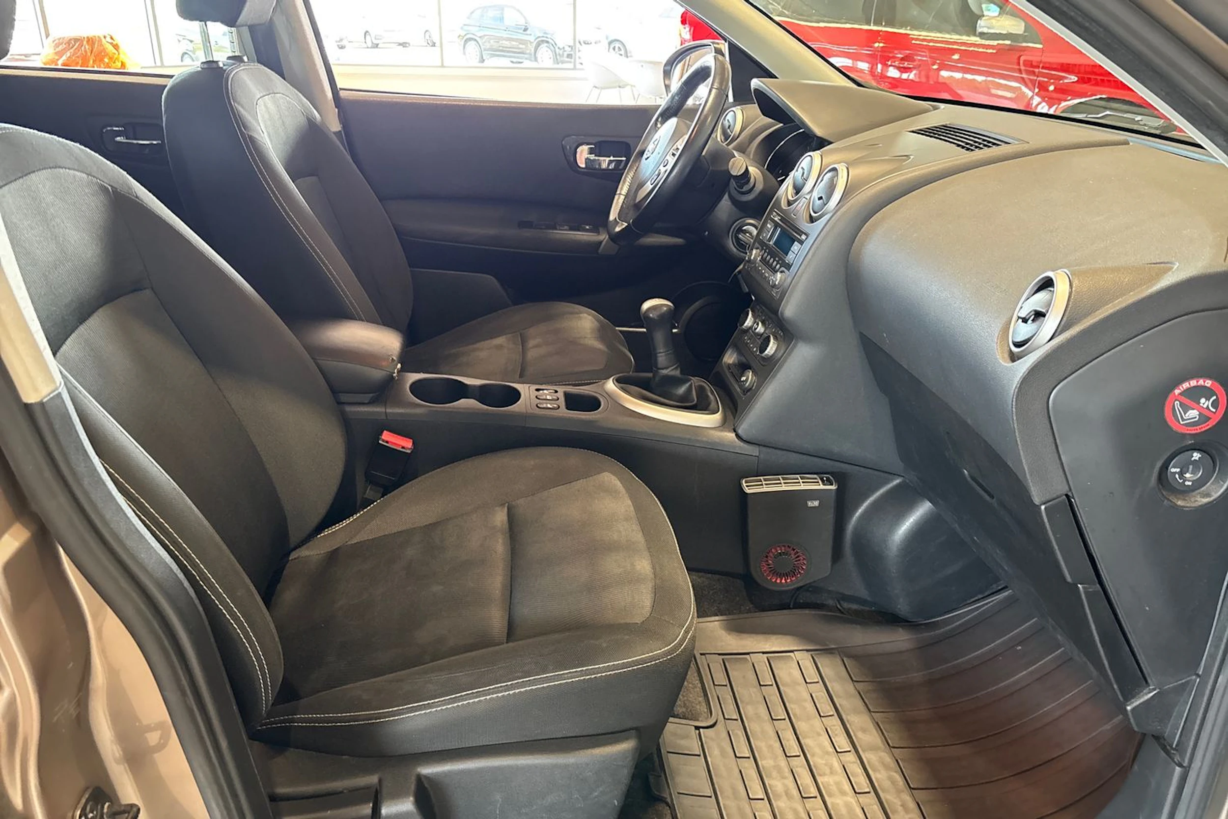 Ruskea (beige) Nissan Qashqai 2012 kuva 15.