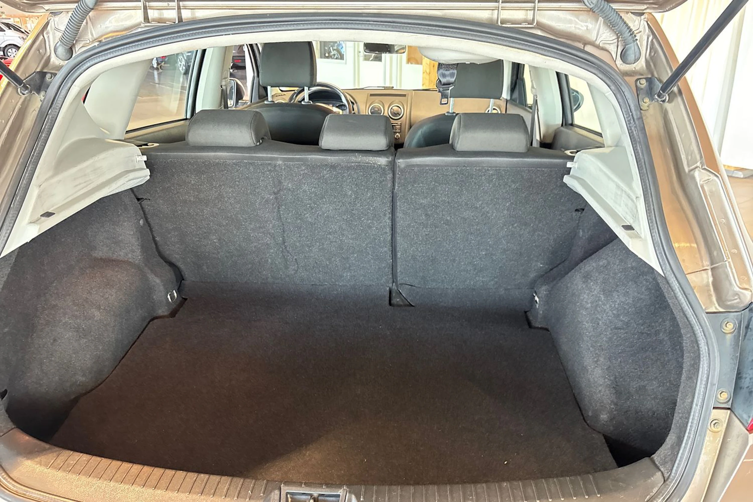 Ruskea (beige) Nissan Qashqai 2012 kuva 17.