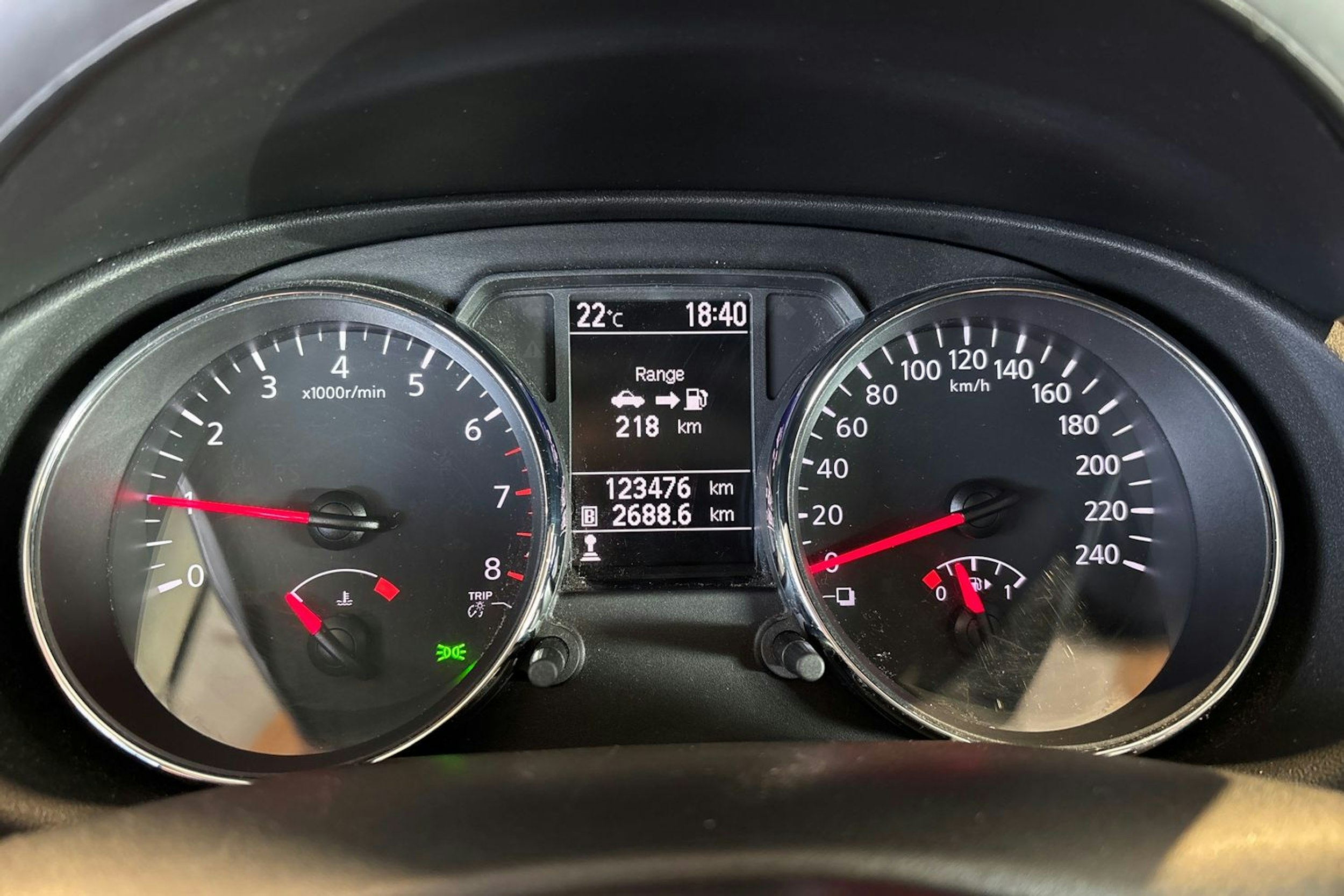 Punainen Nissan Qashqai 2012 kuva 14.