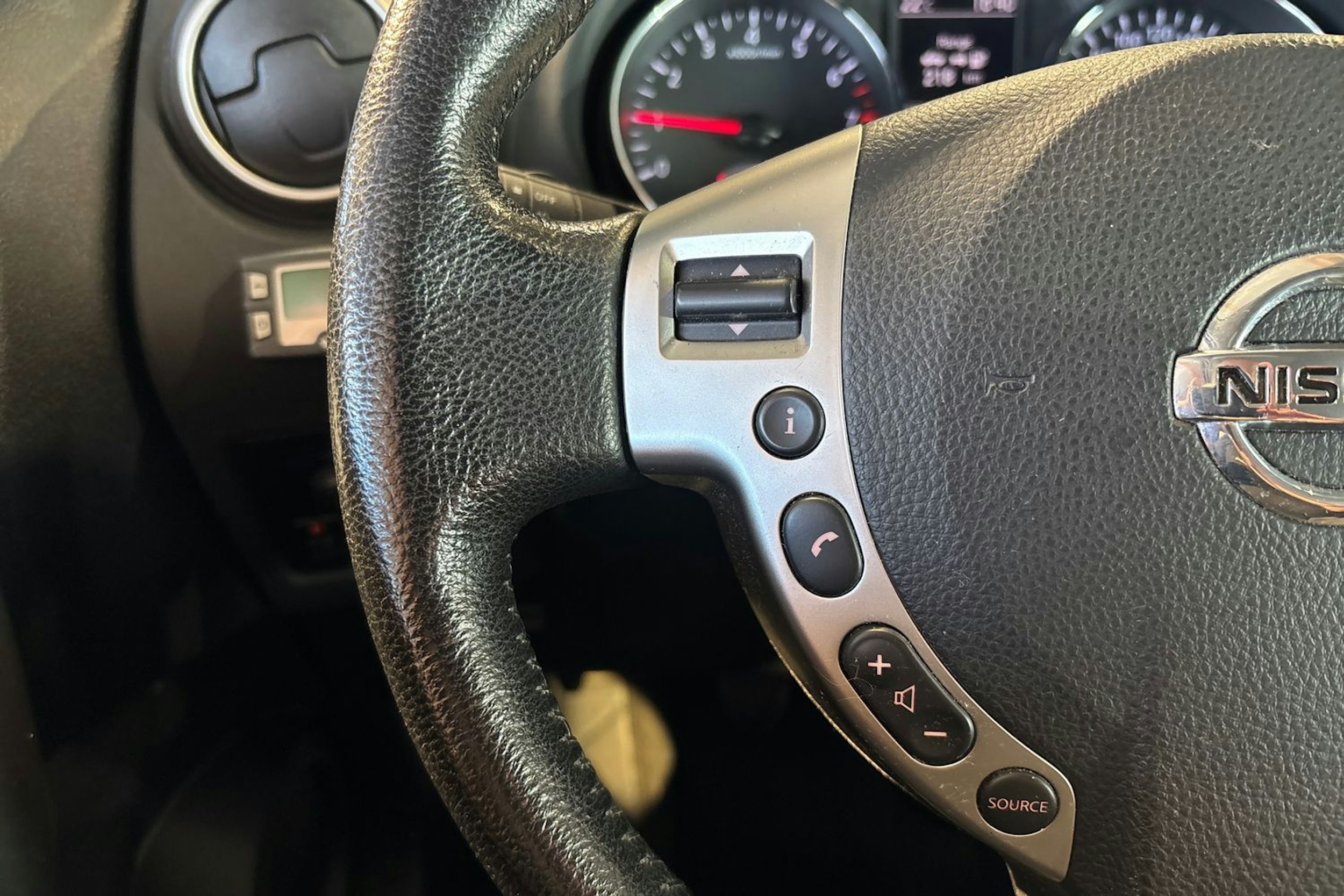 Punainen Nissan Qashqai 2012 kuva 15.