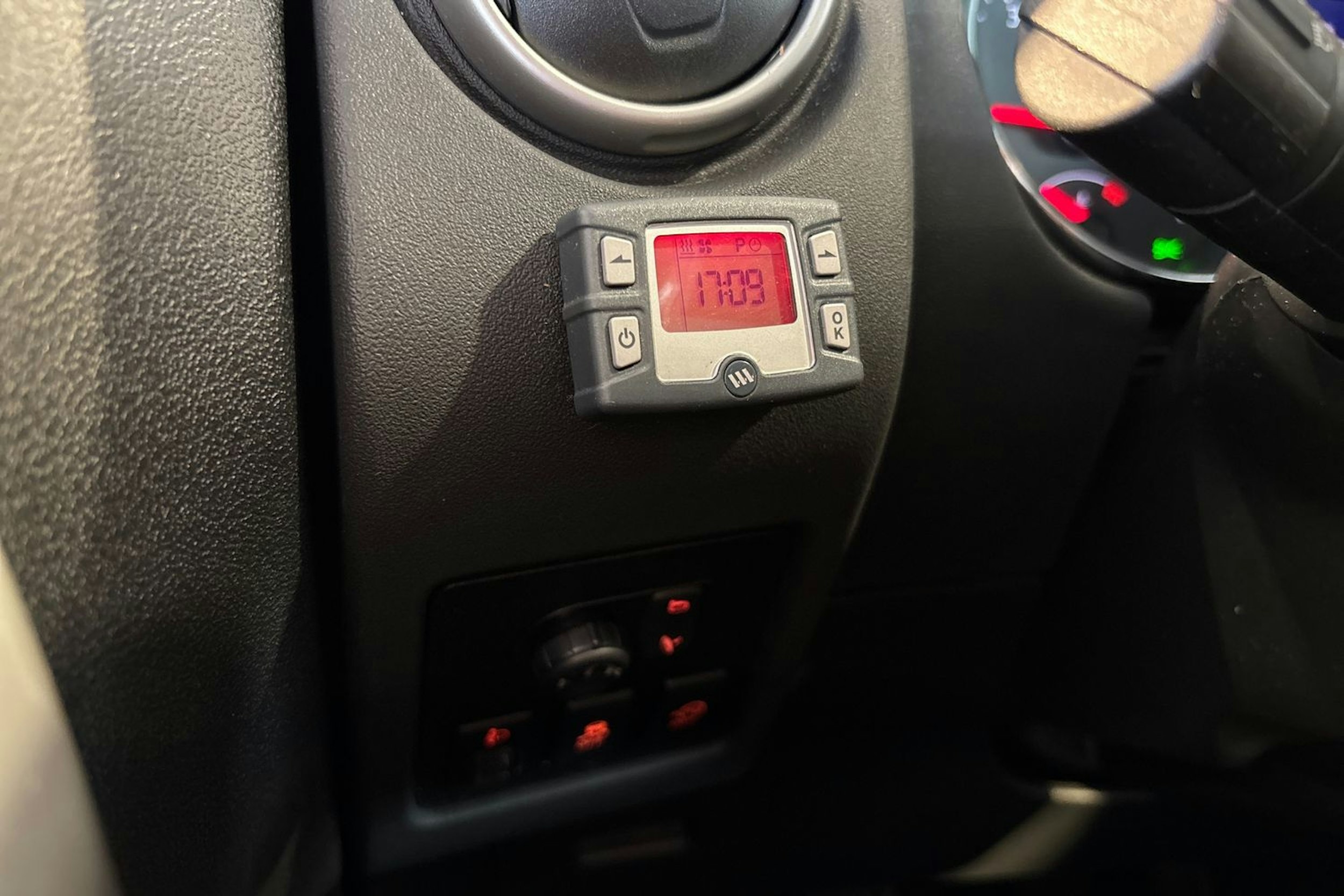 Punainen Nissan Qashqai 2012 kuva 17.