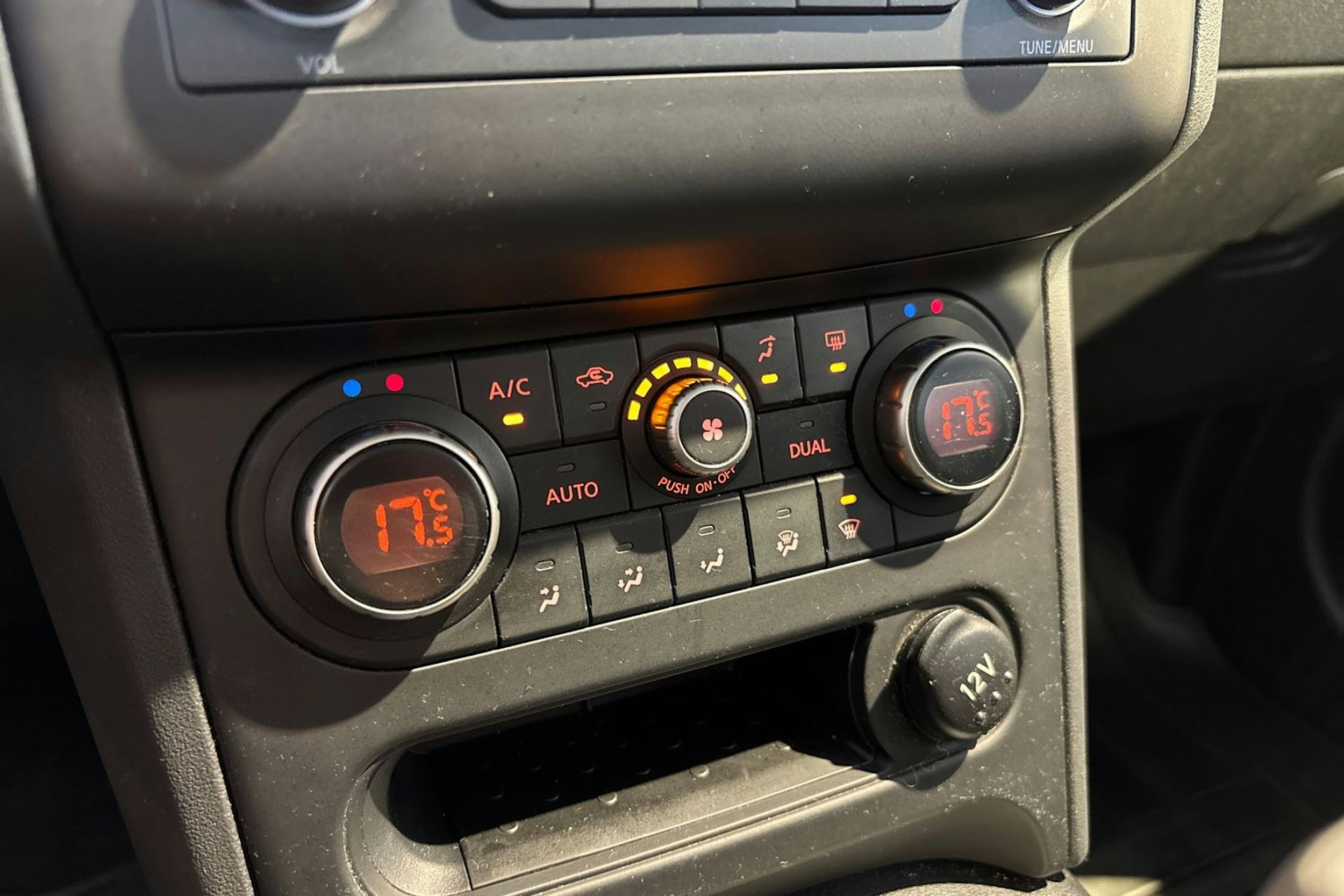 Punainen Nissan Qashqai 2012 kuva 18.