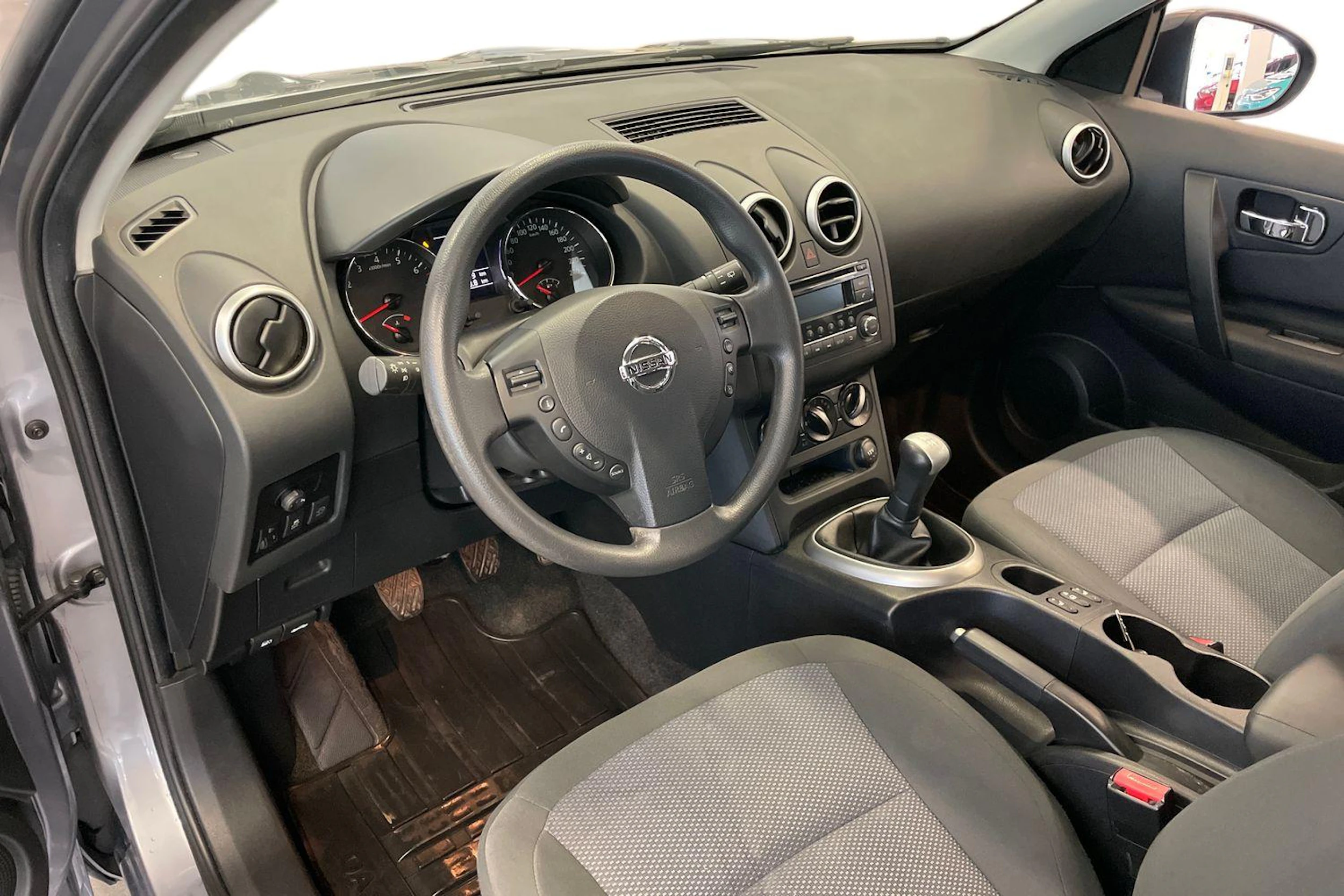 Harmaa Nissan Qashqai 2012 kuva 6.