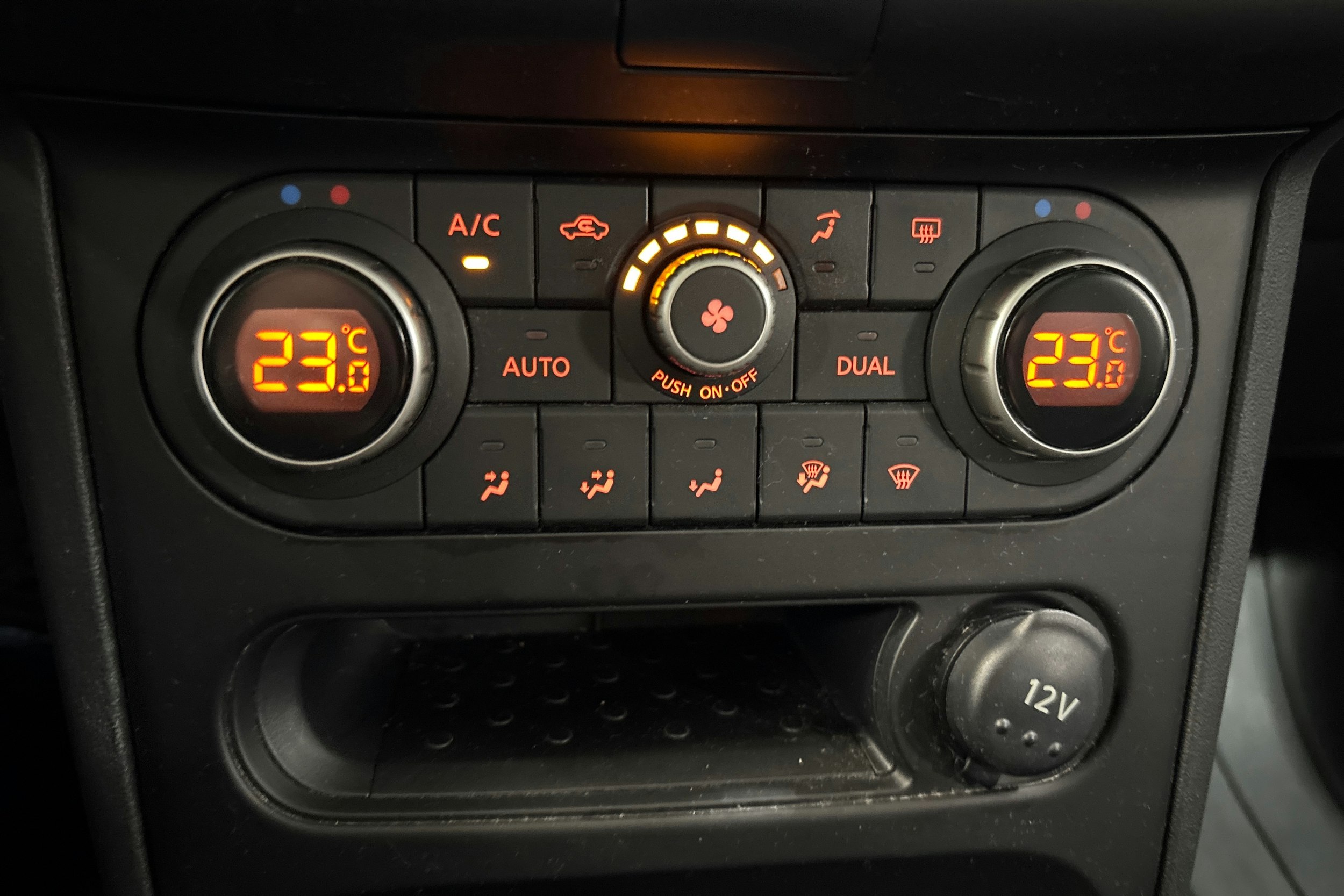 valkoinen Nissan Qashqai 2013 kuva 21.