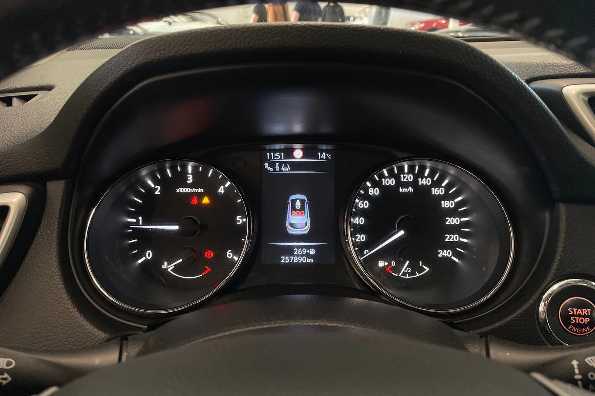 ruskea (beige) Nissan Qashqai 2014 kuva 16.