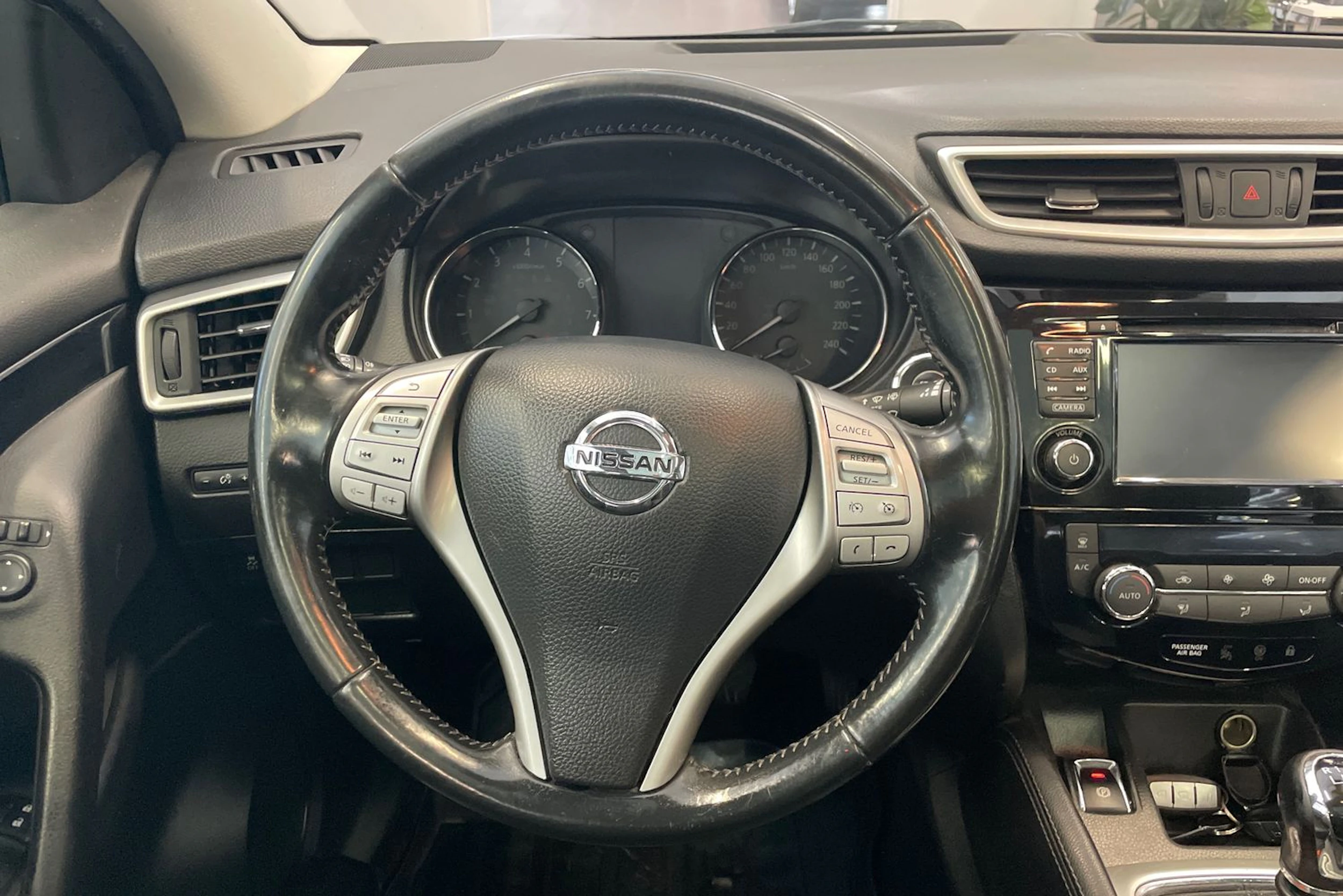 ruskea (beige) Nissan Qashqai 2014 kuva 17.