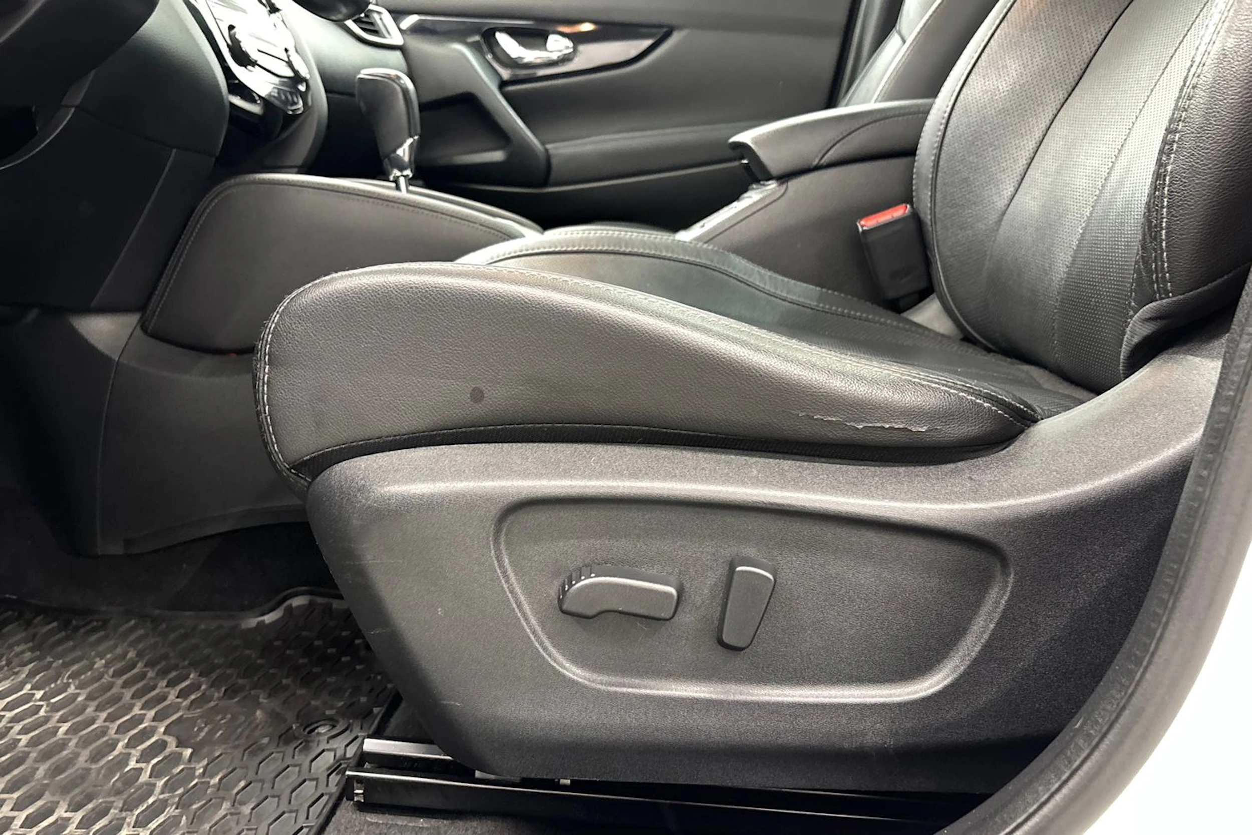valkoinen Nissan Qashqai 2015 kuva 28.