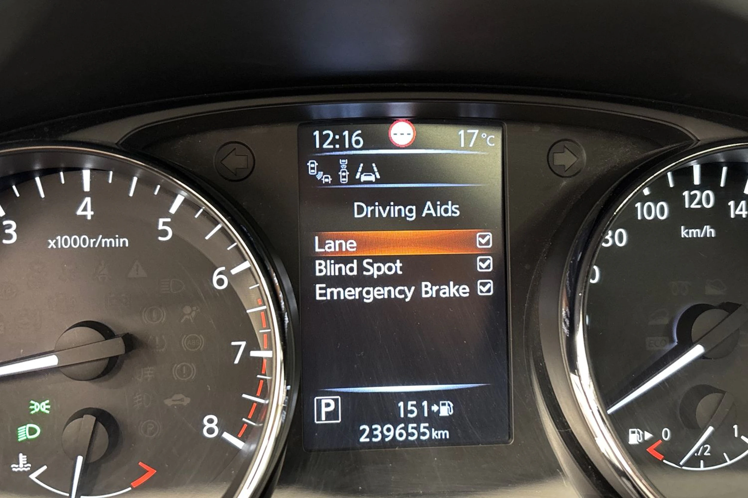 valkoinen Nissan Qashqai 2015 kuva 32.