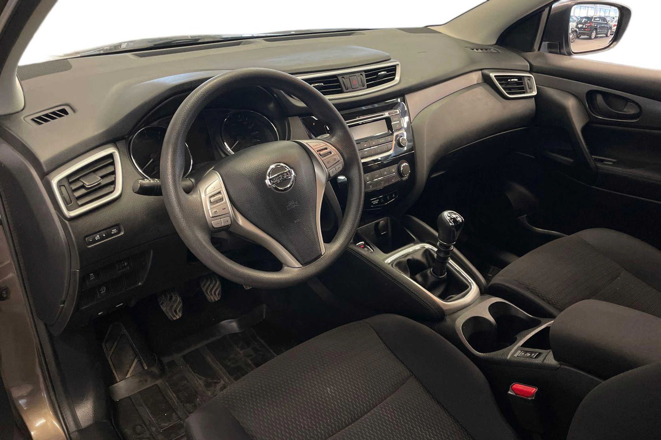Ruskea (beige) Nissan Qashqai 2015 kuva 7.