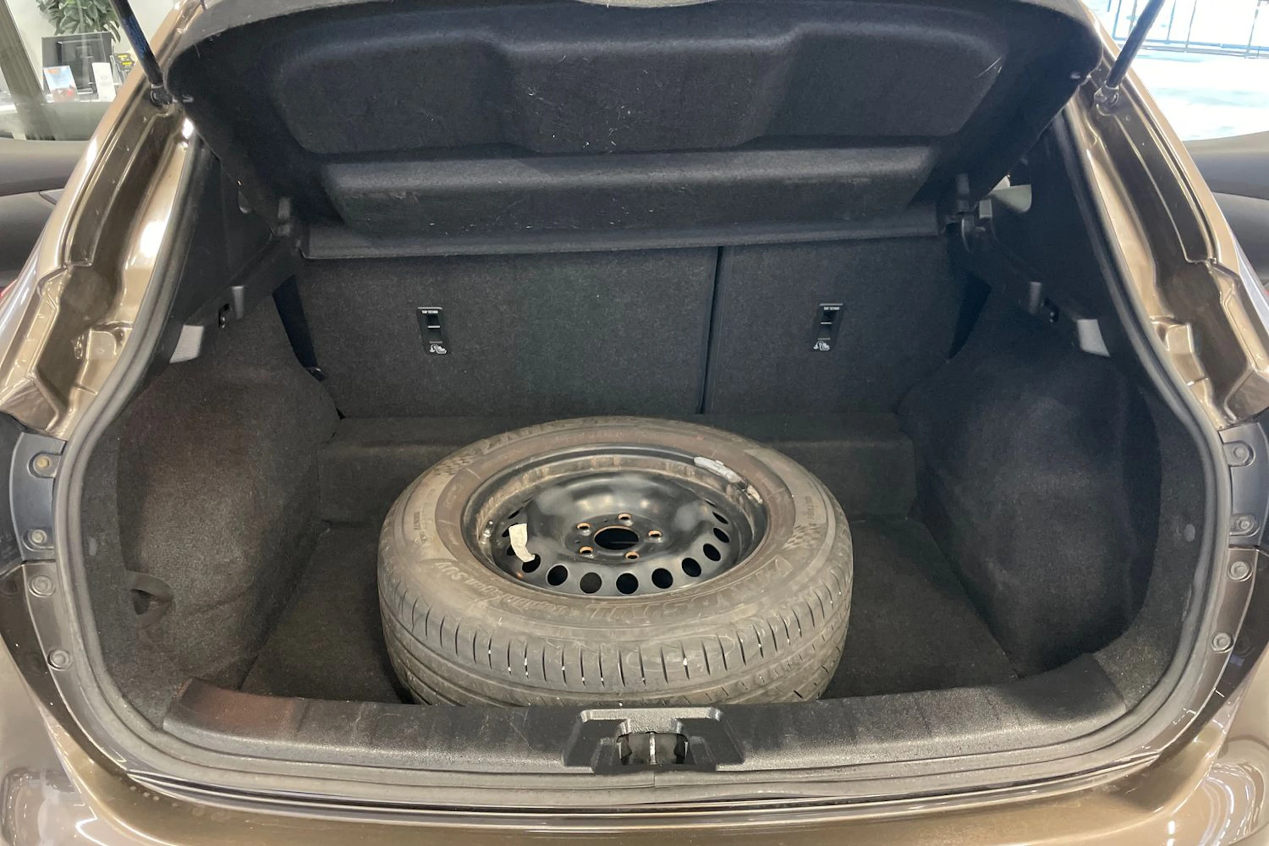 Ruskea (beige) Nissan Qashqai 2015 kuva 16.