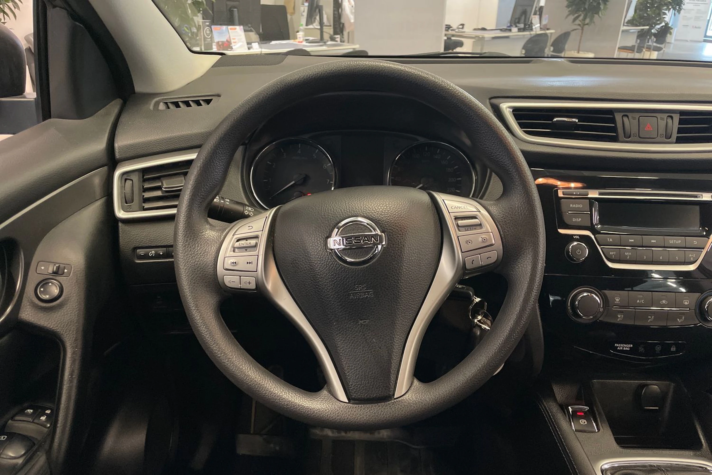 Ruskea (beige) Nissan Qashqai 2015 kuva 18.