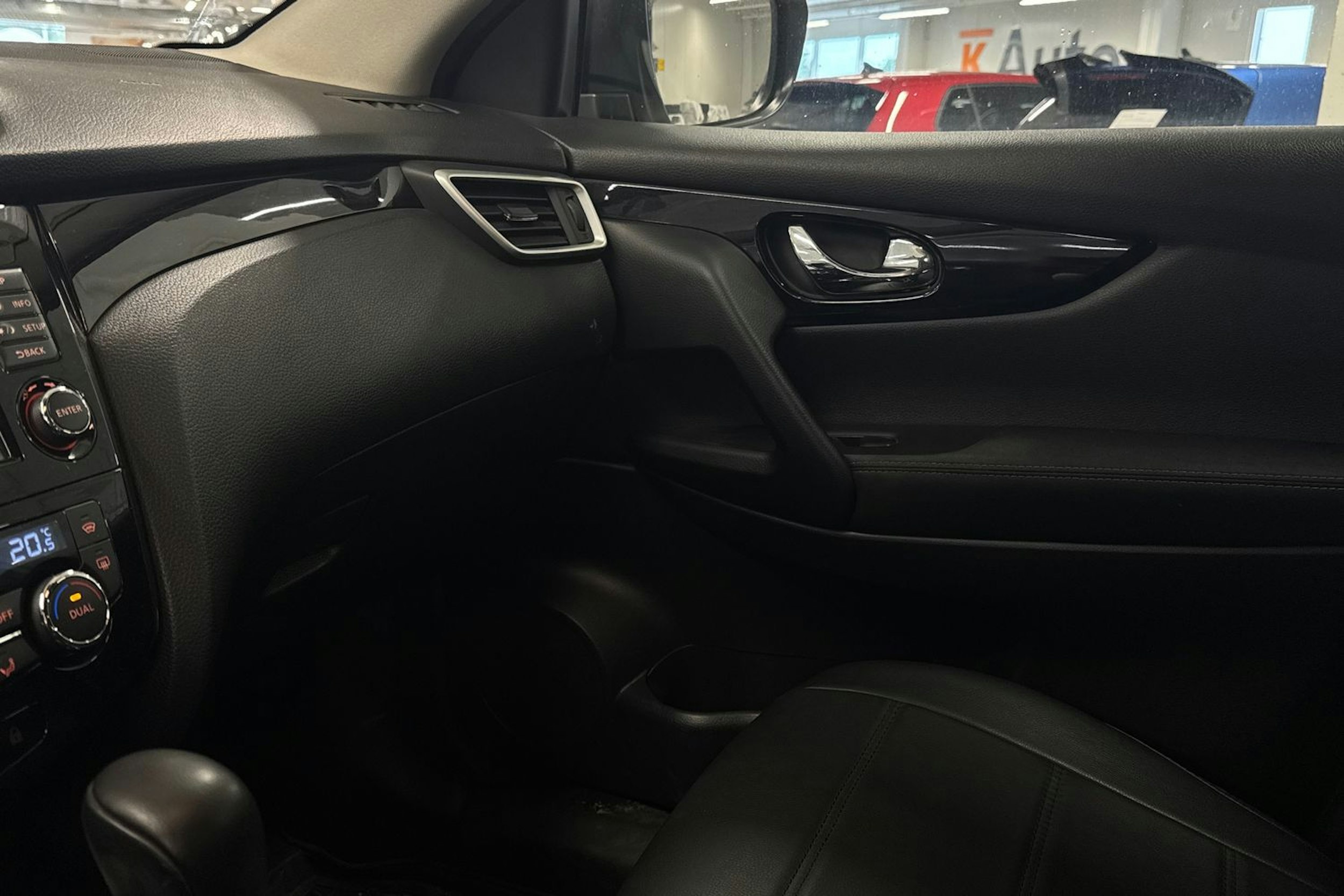 valkoinen Nissan Qashqai 2015 kuva 30.