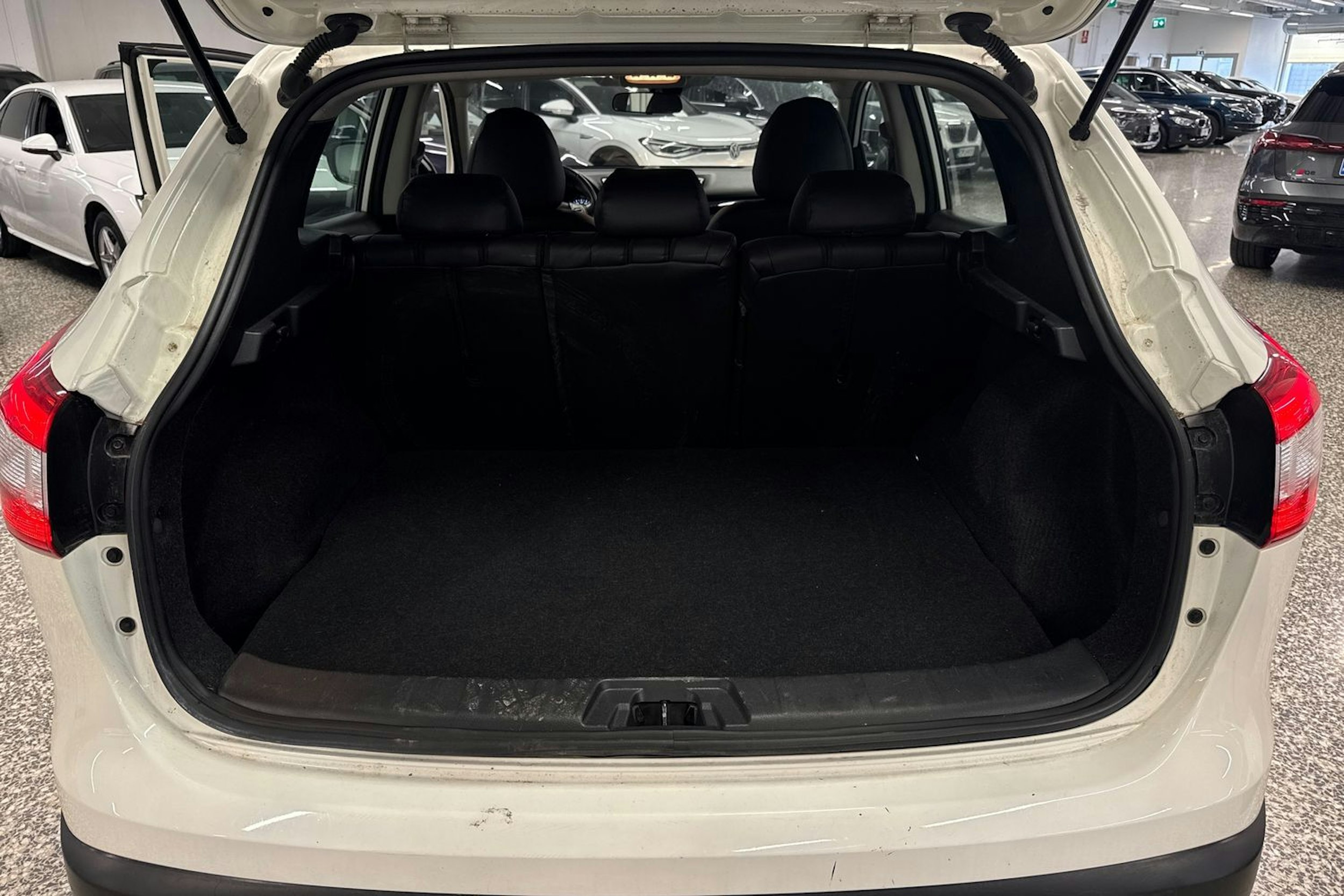 valkoinen Nissan Qashqai 2015 kuva 32.